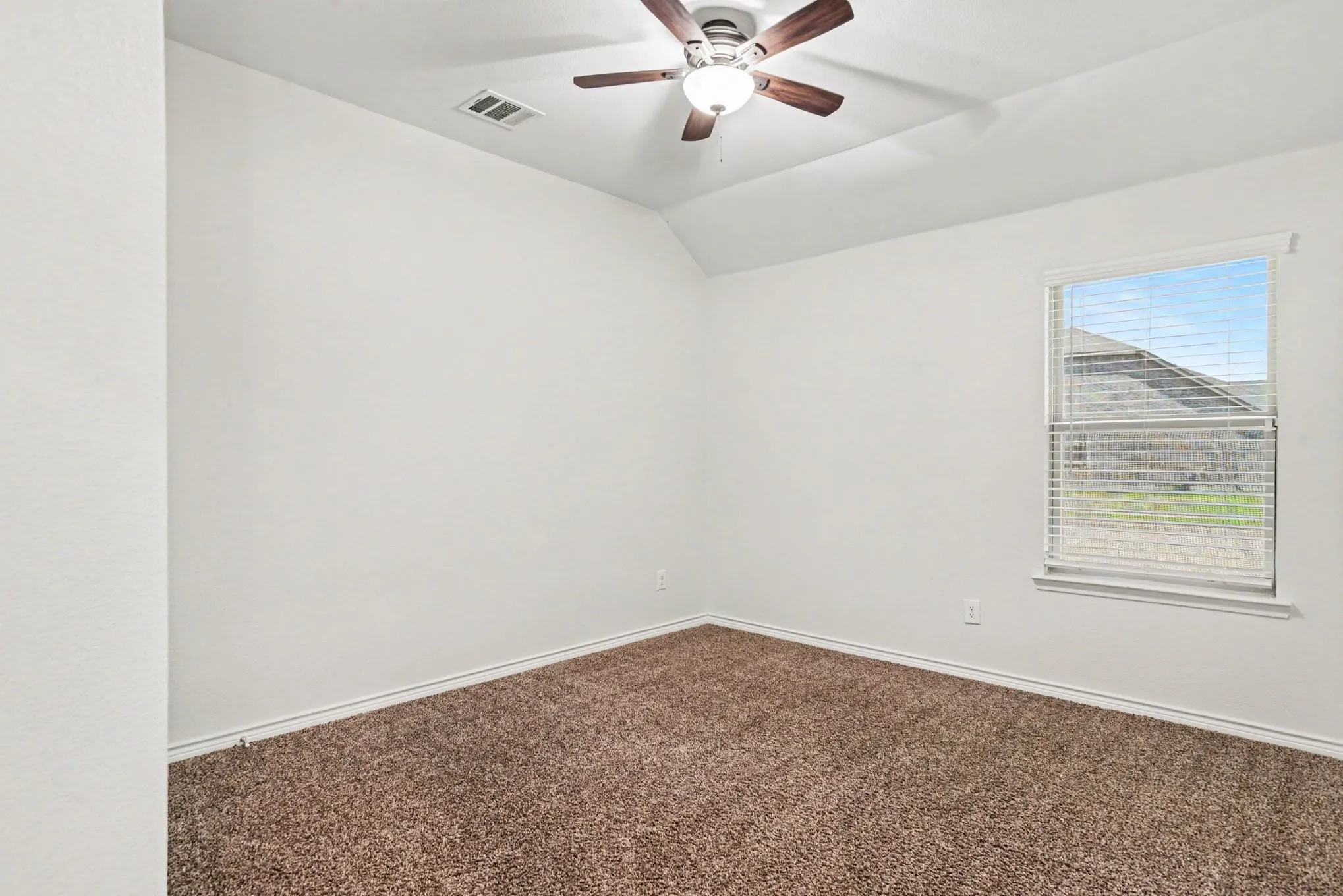 Single Family Residence For Sale in Hunt County , 127 Longhorn Pass, Caddo Mills, Texas 75135, 4 Bedroom, 2 Bathroom, 2 Garage spaces, 2,023 Sqft, built in 2020, mls#21373818, Real Estate Agent in Caddo Mills, Homes For Sale in Hunt county, Homes For Sale in Caddo Mills, Realtor in Caddo Mills Texas, Real Estate Brokerage Independent Realty Texas, Luminita Cordes Realtor