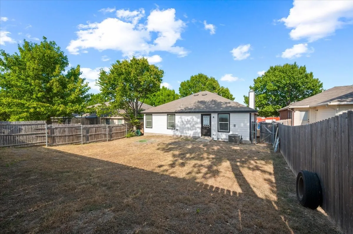 Single Family Residence For Sale in Dallas County , 7739 Buford Drive, Dallas, Texas 75241, 3 Bedroom, 2 Bathroom, 2 Garage spaces, 1,260 Sqft, built in 2003, mls#21374091, Real Estate Agent in Dallas, Homes For Sale in Dallas county, Homes For Sale in Dallas, Realtor in Dallas Texas, Real Estate Brokerage Independent Realty Texas, Luminita Cordes Realtor