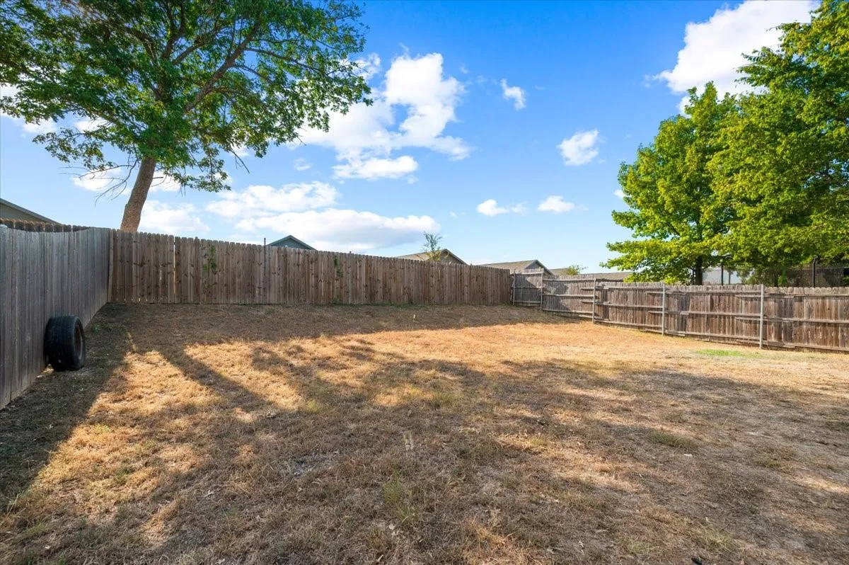 Single Family Residence For Sale in Dallas County , 7739 Buford Drive, Dallas, Texas 75241, 3 Bedroom, 2 Bathroom, 2 Garage spaces, 1,260 Sqft, built in 2003, mls#21374091, Real Estate Agent in Dallas, Homes For Sale in Dallas county, Homes For Sale in Dallas, Realtor in Dallas Texas, Real Estate Brokerage Independent Realty Texas, Luminita Cordes Realtor