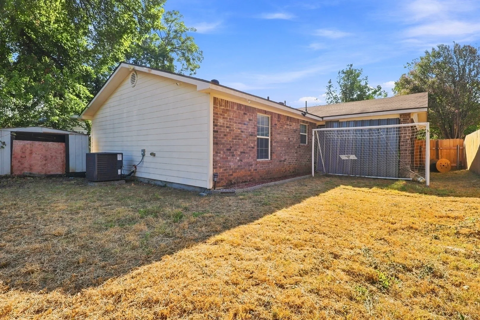 Single Family Residence For Sale in Dallas County , 2335 Bethurum Avenue, Dallas, Texas 75215, 3 Bedroom, 2 Bathroom, 1 Garage spaces, 1,269 Sqft, built in 2007, mls#21374372, Real Estate Agent in Dallas, Homes For Sale in Dallas county, Homes For Sale in Dallas, Realtor in Dallas Texas, Real Estate Brokerage Independent Realty Texas, Luminita Cordes Realtor