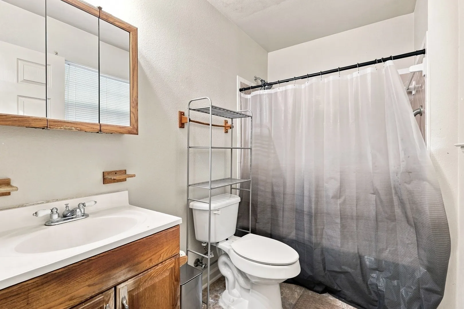 Single Family Residence For Sale in Dallas County , 2335 Bethurum Avenue, Dallas, Texas 75215, 3 Bedroom, 2 Bathroom, 1 Garage spaces, 1,269 Sqft, built in 2007, mls#21374372, Real Estate Agent in Dallas, Homes For Sale in Dallas county, Homes For Sale in Dallas, Realtor in Dallas Texas, Real Estate Brokerage Independent Realty Texas, Luminita Cordes Realtor