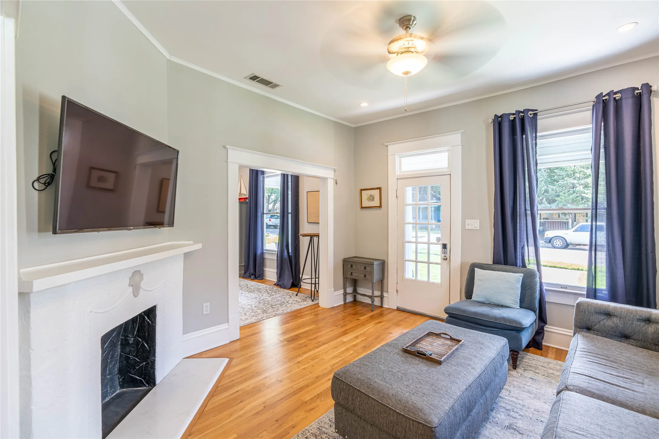 Single Family Residence For Rent in Dallas County , 5511 Worth Street, Dallas, Texas 75214, 3 Bedroom, 3 Bathroom, Garage spaces, 1,400 Sqft, built in 1931, mls#21374355, Real Estate Agent in Dallas, Homes For Rent in Dallas county, Homes For Rent in Dallas, Realtor in Dallas Texas, Real Estate Brokerage Independent Realty Texas, Luminita Cordes Realtor