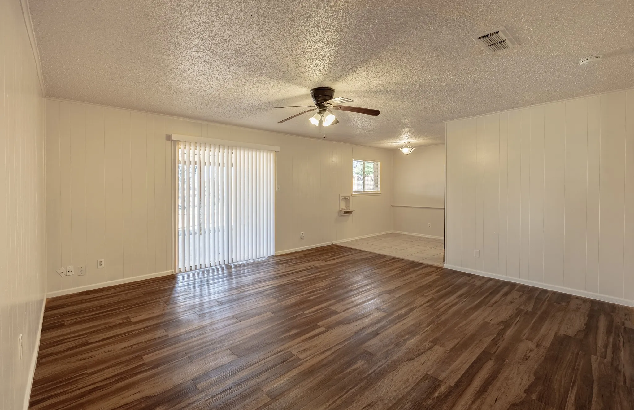 Single Family Residence For Sale in Tarrant County , 6704 Trailwood Drive, Forest Hill, Texas 76140, 3 Bedroom, 2 Bathroom, 2 Garage spaces, 1,255 Sqft, built in 1971, mls#21371654, Real Estate Agent in Forest Hill, Homes For Sale in Tarrant county, Homes For Sale in Forest Hill, Realtor in Forest Hill Texas, Real Estate Brokerage Independent Realty Texas, Luminita Cordes Realtor