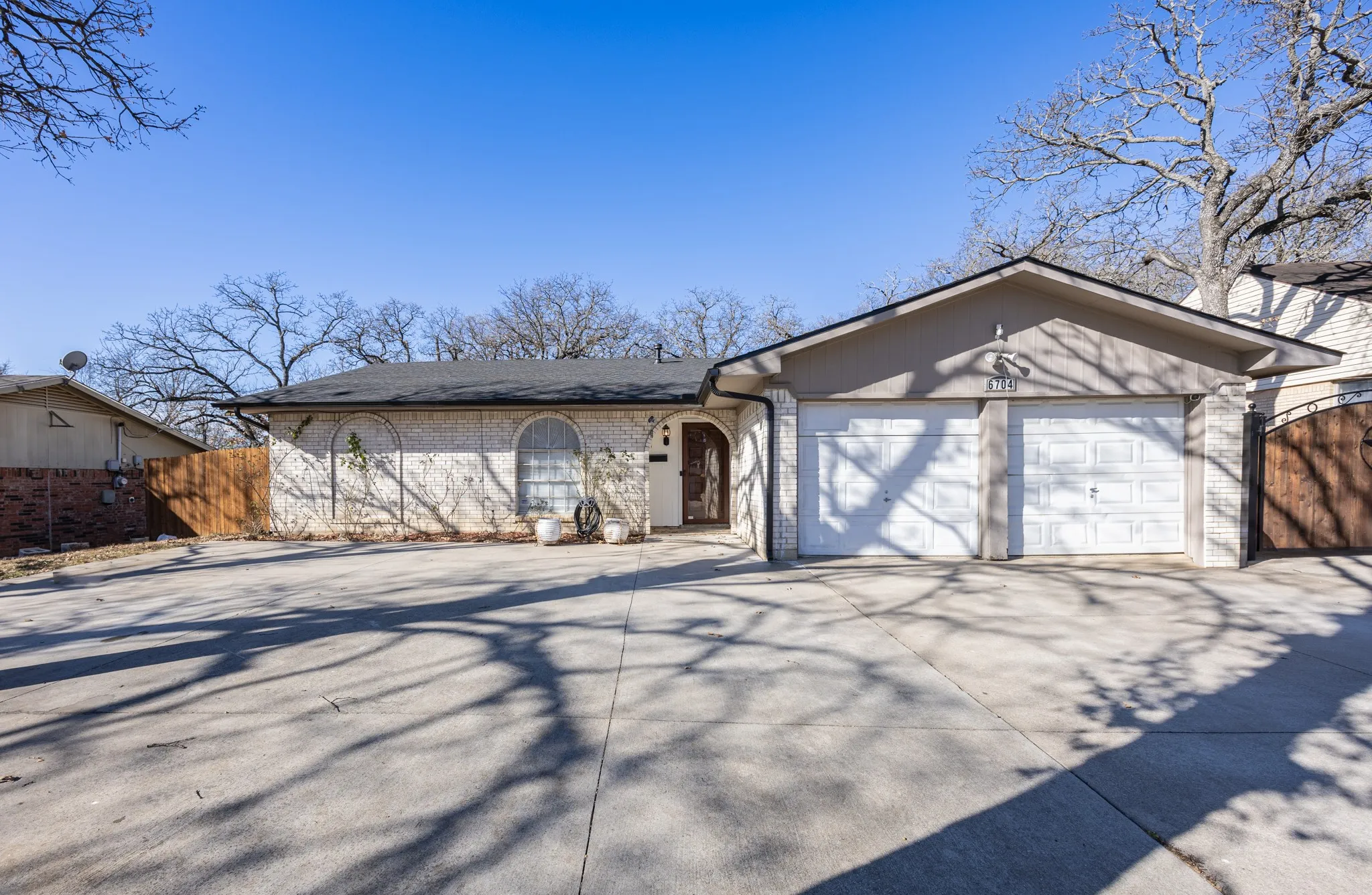 Single Family Residence For Sale in Tarrant County , 6704 Trailwood Drive, Forest Hill, Texas 76140, 3 Bedroom, 2 Bathroom, 2 Garage spaces, 1,255 Sqft, built in 1971, mls#21371654, Real Estate Agent in Forest Hill, Homes For Sale in Tarrant county, Homes For Sale in Forest Hill, Realtor in Forest Hill Texas, Real Estate Brokerage Independent Realty Texas, Luminita Cordes Realtor