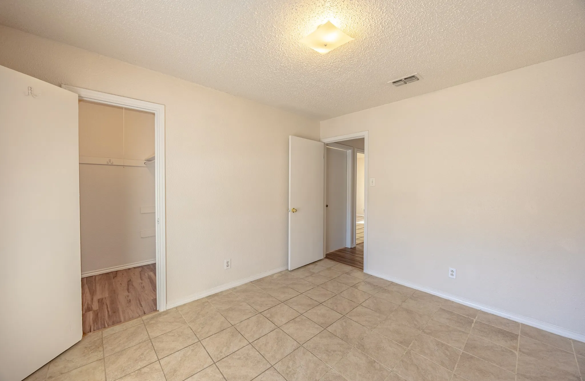 Single Family Residence For Sale in Tarrant County , 6704 Trailwood Drive, Forest Hill, Texas 76140, 3 Bedroom, 2 Bathroom, 2 Garage spaces, 1,255 Sqft, built in 1971, mls#21371654, Real Estate Agent in Forest Hill, Homes For Sale in Tarrant county, Homes For Sale in Forest Hill, Realtor in Forest Hill Texas, Real Estate Brokerage Independent Realty Texas, Luminita Cordes Realtor