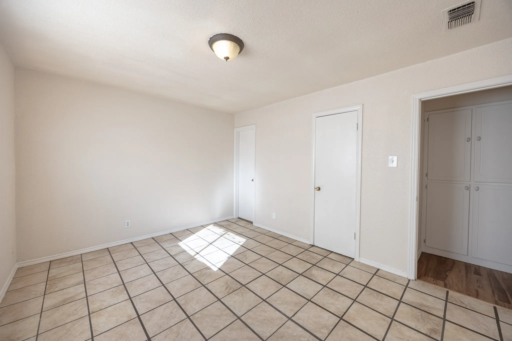 Single Family Residence For Sale in Tarrant County , 6704 Trailwood Drive, Forest Hill, Texas 76140, 3 Bedroom, 2 Bathroom, 2 Garage spaces, 1,255 Sqft, built in 1971, mls#21371654, Real Estate Agent in Forest Hill, Homes For Sale in Tarrant county, Homes For Sale in Forest Hill, Realtor in Forest Hill Texas, Real Estate Brokerage Independent Realty Texas, Luminita Cordes Realtor