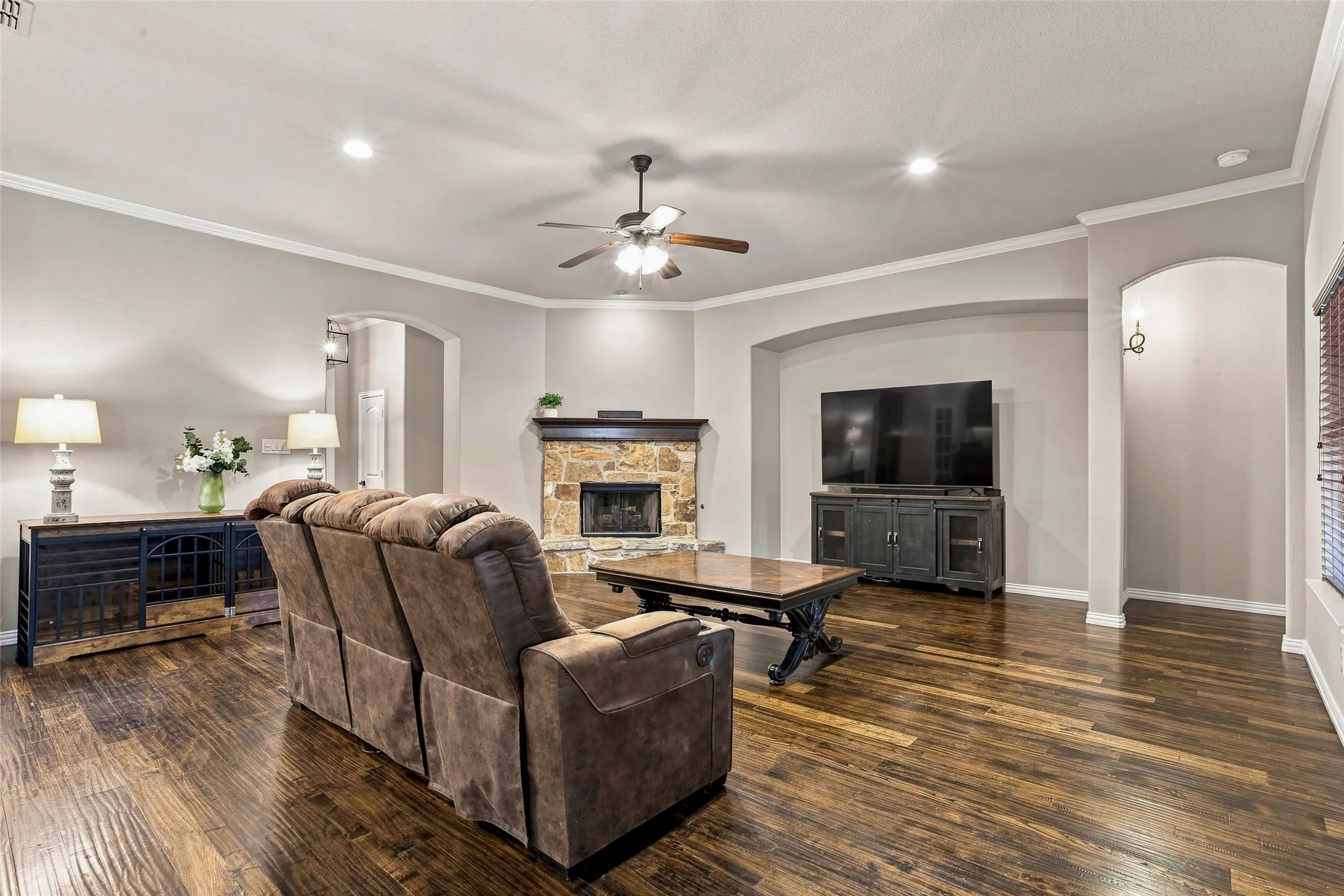 Single Family Residence For Sale in Johnson County , 2749 Buffalo Run, Burleson, Texas 76028, 4 Bedroom, 2 Bathroom, 2 Garage spaces, 2,406 Sqft, built in 2015, mls#21361935, Real Estate Agent in Burleson, Homes For Sale in Johnson county, Homes For Sale in Burleson, Realtor in Burleson Texas, Real Estate Brokerage Independent Realty Texas, Luminita Cordes Realtor