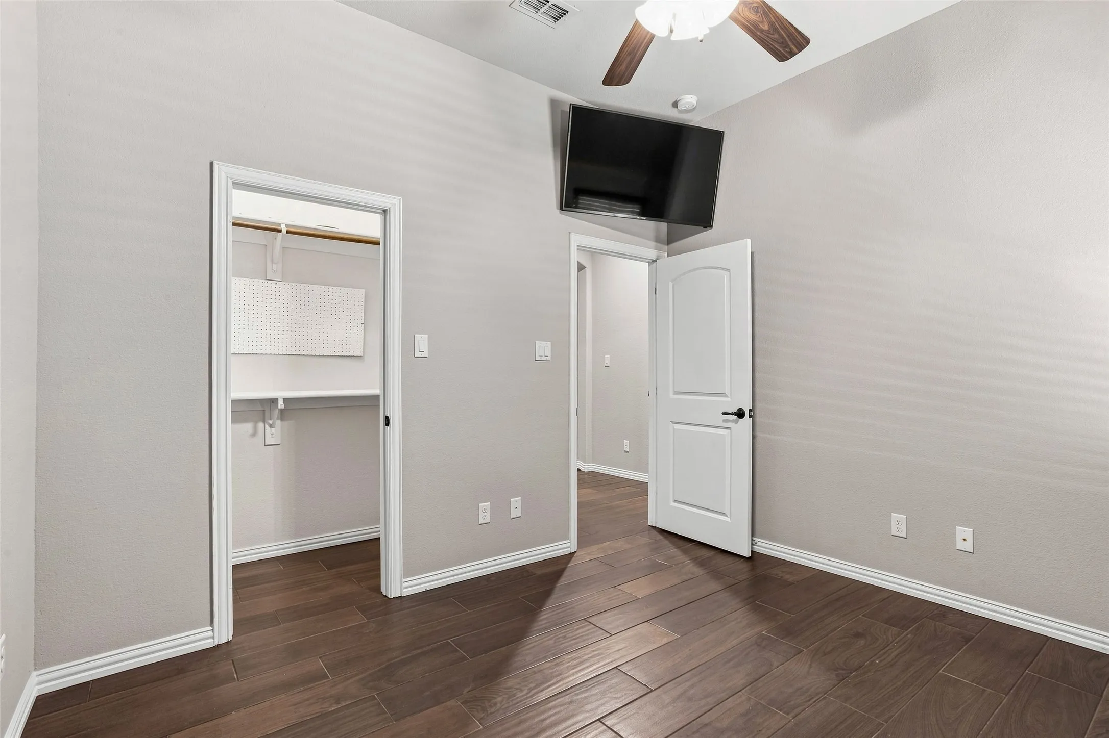 Single Family Residence For Sale in Johnson County , 2749 Buffalo Run, Burleson, Texas 76028, 4 Bedroom, 2 Bathroom, 2 Garage spaces, 2,406 Sqft, built in 2015, mls#21361935, Real Estate Agent in Burleson, Homes For Sale in Johnson county, Homes For Sale in Burleson, Realtor in Burleson Texas, Real Estate Brokerage Independent Realty Texas, Luminita Cordes Realtor