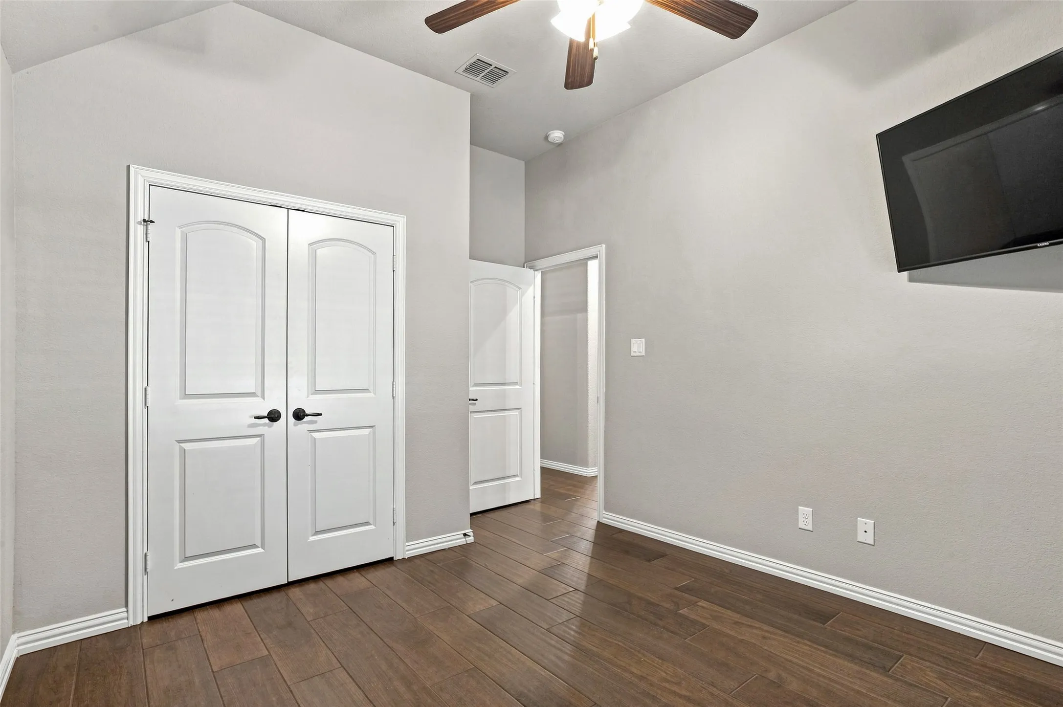 Single Family Residence For Sale in Johnson County , 2749 Buffalo Run, Burleson, Texas 76028, 4 Bedroom, 2 Bathroom, 2 Garage spaces, 2,406 Sqft, built in 2015, mls#21361935, Real Estate Agent in Burleson, Homes For Sale in Johnson county, Homes For Sale in Burleson, Realtor in Burleson Texas, Real Estate Brokerage Independent Realty Texas, Luminita Cordes Realtor