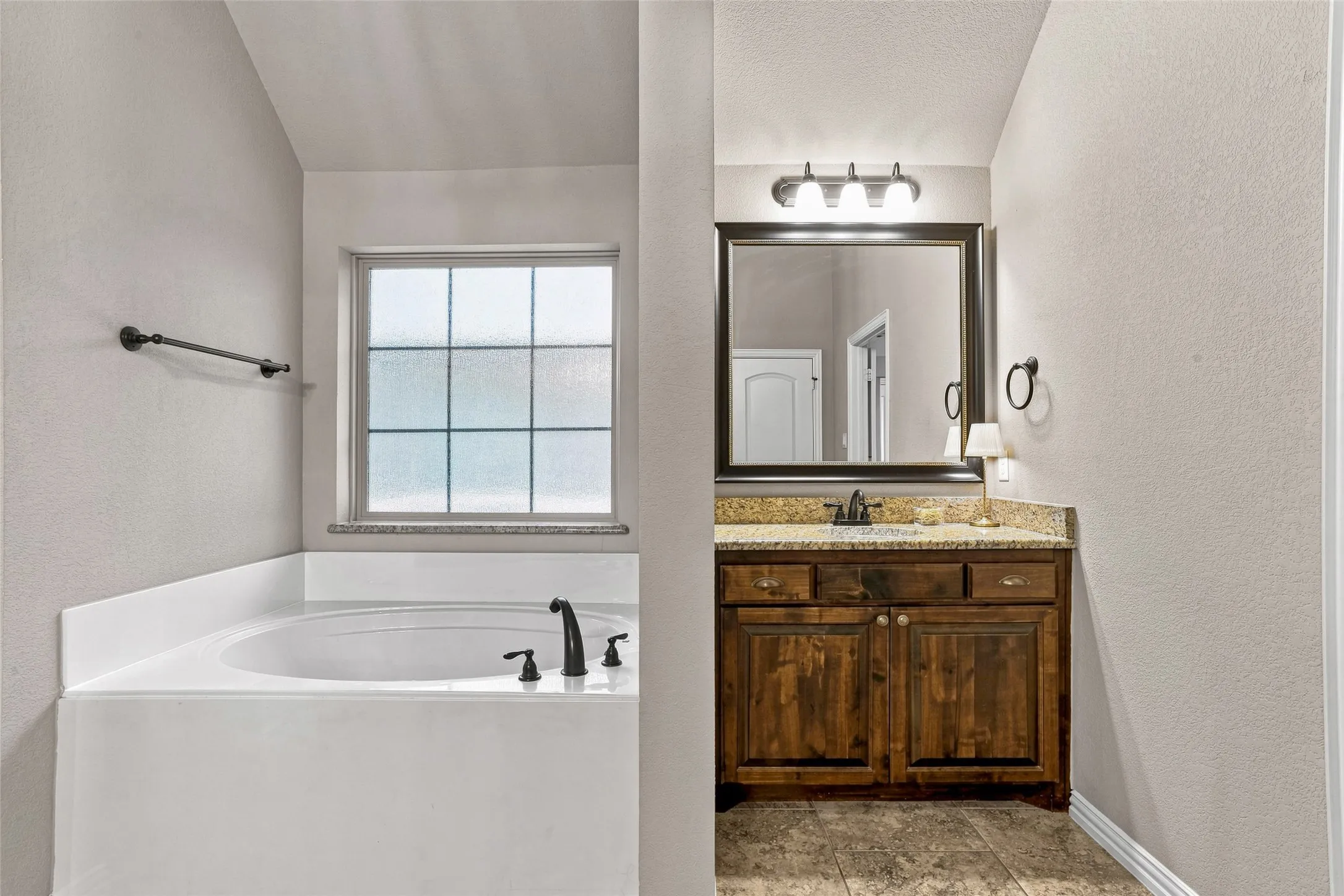Single Family Residence For Sale in Johnson County , 2749 Buffalo Run, Burleson, Texas 76028, 4 Bedroom, 2 Bathroom, 2 Garage spaces, 2,406 Sqft, built in 2015, mls#21361935, Real Estate Agent in Burleson, Homes For Sale in Johnson county, Homes For Sale in Burleson, Realtor in Burleson Texas, Real Estate Brokerage Independent Realty Texas, Luminita Cordes Realtor