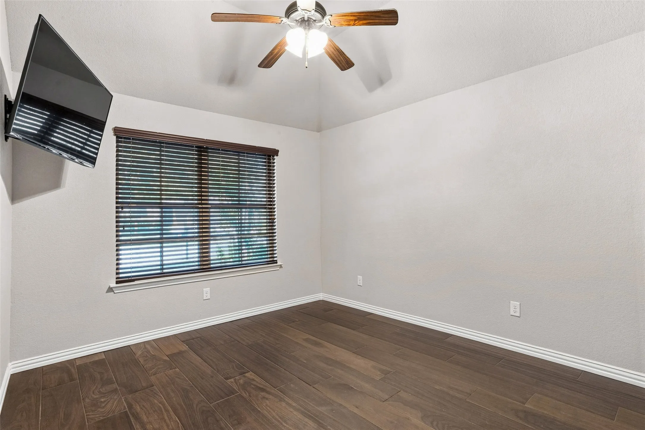 Single Family Residence For Sale in Johnson County , 2749 Buffalo Run, Burleson, Texas 76028, 4 Bedroom, 2 Bathroom, 2 Garage spaces, 2,406 Sqft, built in 2015, mls#21361935, Real Estate Agent in Burleson, Homes For Sale in Johnson county, Homes For Sale in Burleson, Realtor in Burleson Texas, Real Estate Brokerage Independent Realty Texas, Luminita Cordes Realtor