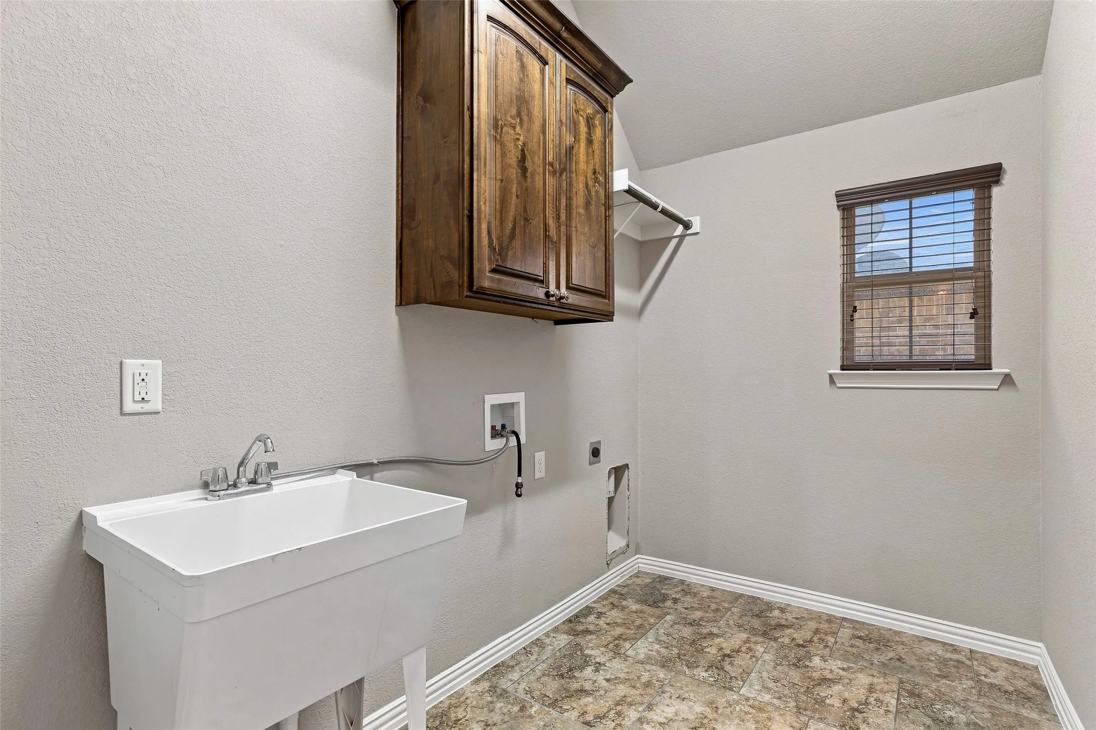 Single Family Residence For Sale in Johnson County , 2749 Buffalo Run, Burleson, Texas 76028, 4 Bedroom, 2 Bathroom, 2 Garage spaces, 2,406 Sqft, built in 2015, mls#21361935, Real Estate Agent in Burleson, Homes For Sale in Johnson county, Homes For Sale in Burleson, Realtor in Burleson Texas, Real Estate Brokerage Independent Realty Texas, Luminita Cordes Realtor