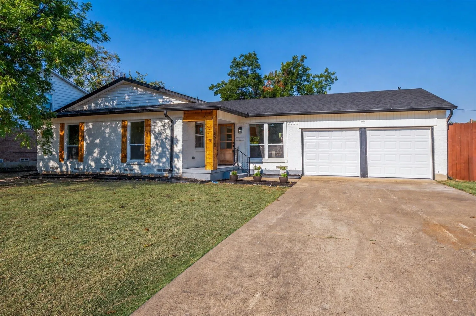 Single Family Residence For Sale in Dallas County , 14517 Dennis Lane, Farmers Branch, Texas 75234, 4 Bedroom, 4 Bathroom, 2 Garage spaces, 1,692 Sqft, built in 1962, mls#21373776, Real Estate Agent in Farmers Branch, Homes For Sale in Dallas county, Homes For Sale in Farmers Branch, Realtor in Farmers Branch Texas, Real Estate Brokerage Independent Realty Texas, Luminita Cordes Realtor