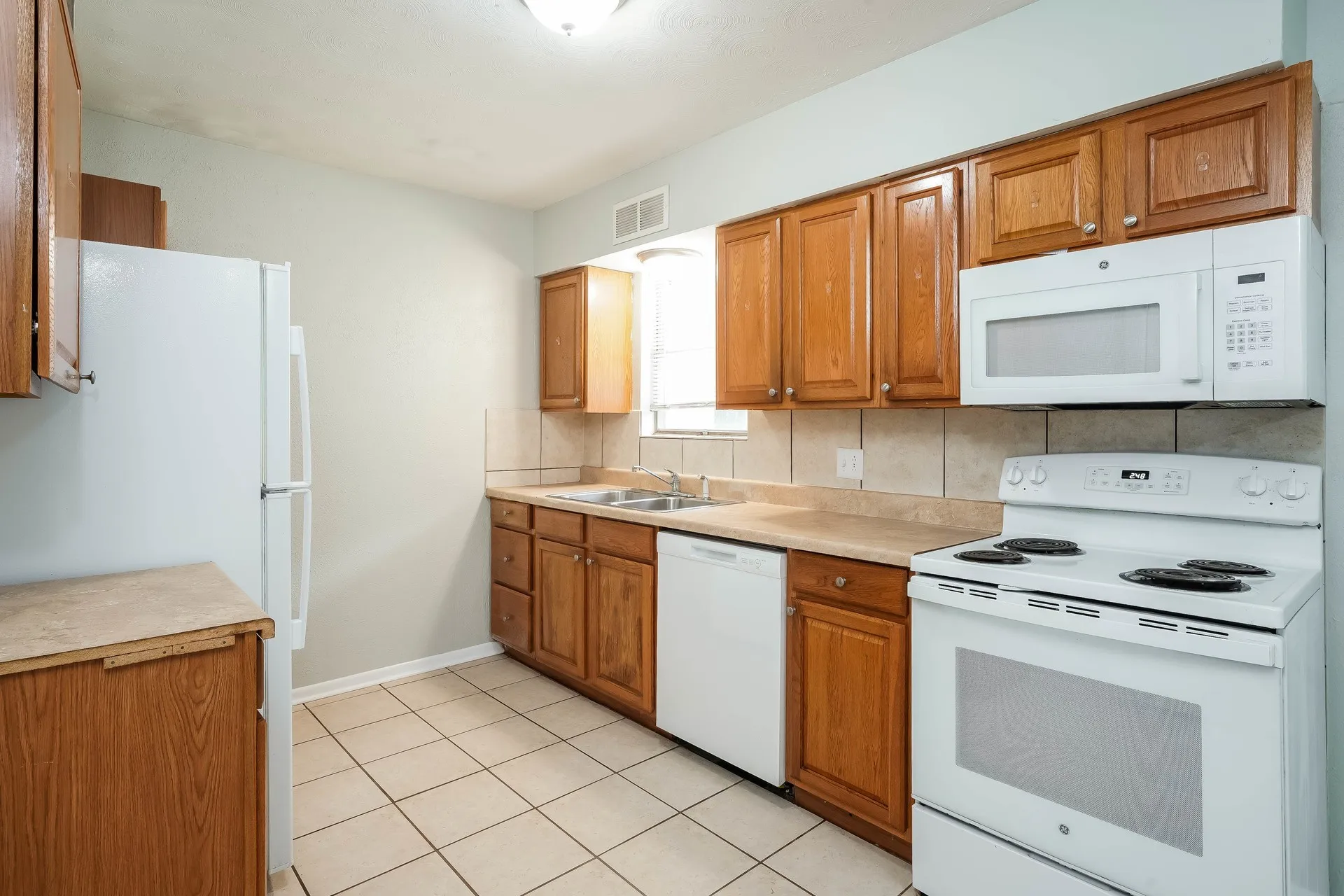 Single Family Residence For Rent in Tarrant County , 736 Treadwell Drive, Hurst, Texas 76053, 3 Bedroom, 2 Bathroom, 1 Garage spaces, 1,116 Sqft, built in 1960, mls#21374434, Real Estate Agent in Hurst, Homes For Rent in Tarrant county, Homes For Rent in Hurst, Realtor in Hurst Texas, Real Estate Brokerage Independent Realty Texas, Luminita Cordes Realtor