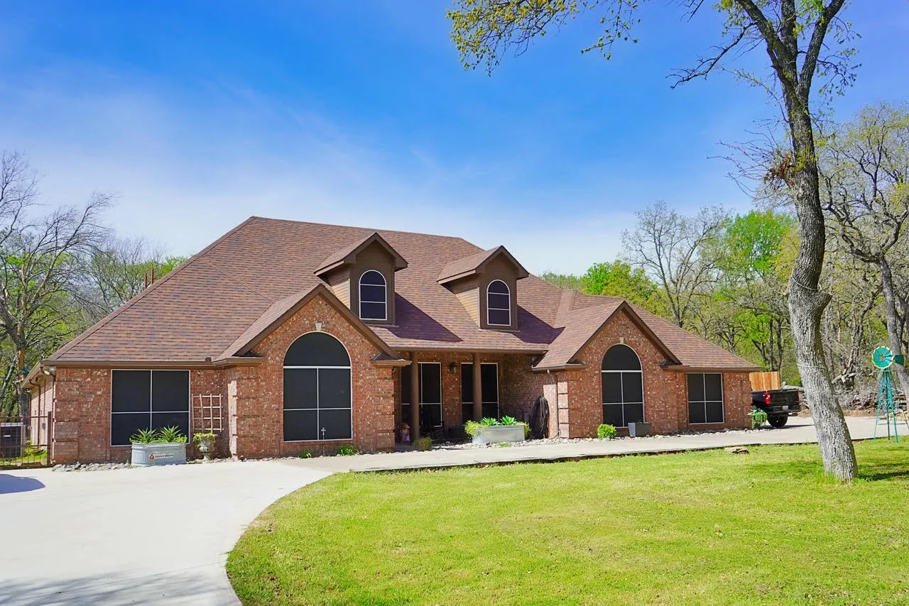 Single Family Residence For Sale in Wise County , 286 W Ridge Street, Decatur, Texas 76234, 4 Bedroom, 2 Bathroom, 2 Garage spaces, 3,373 Sqft, built in 2000, mls#21374438, Real Estate Agent in Decatur, Homes For Sale in Wise county, Homes For Sale in Decatur, Realtor in Decatur Texas, Real Estate Brokerage Independent Realty Texas, Luminita Cordes Realtor