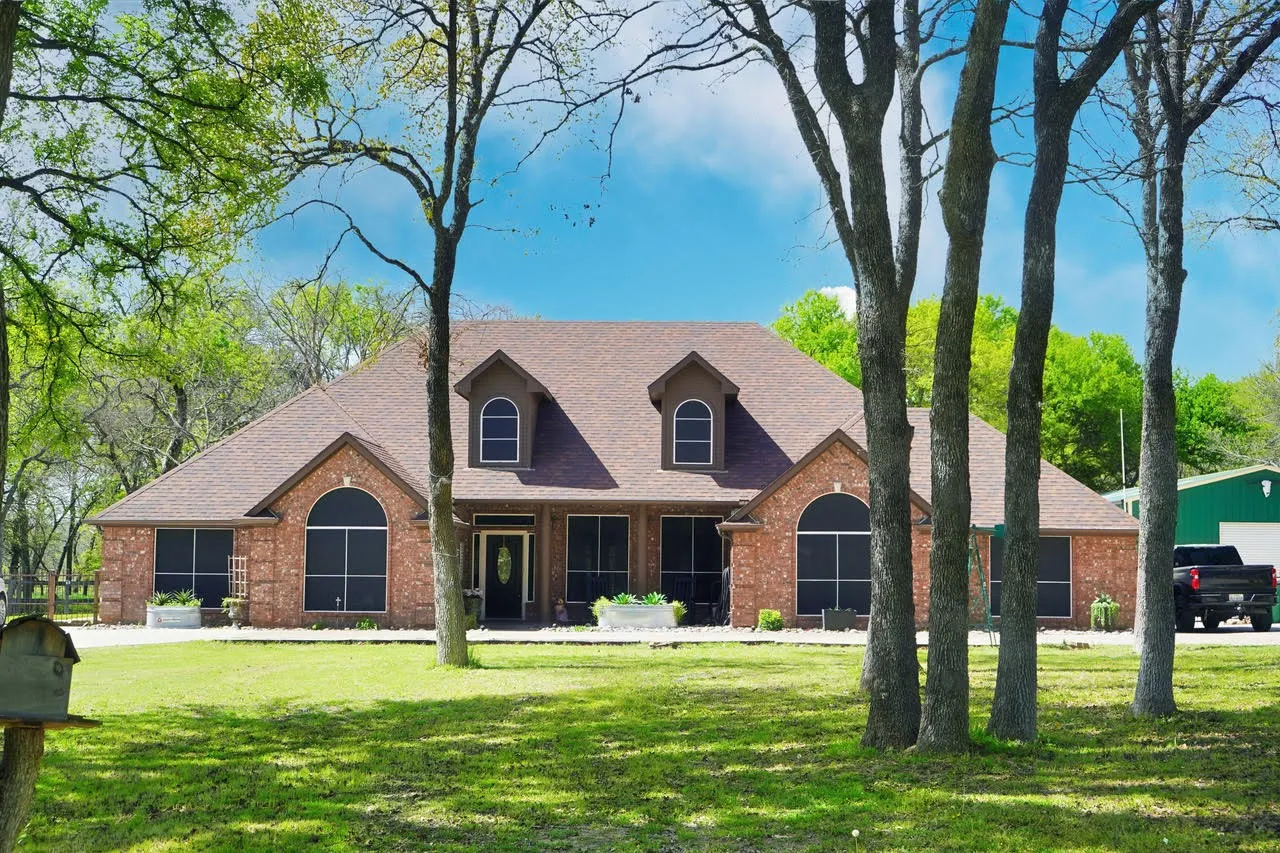 Single Family Residence For Sale in Wise County , 286 W Ridge Street, Decatur, Texas 76234, 4 Bedroom, 2 Bathroom, 2 Garage spaces, 3,373 Sqft, built in 2000, mls#21374438, Real Estate Agent in Decatur, Homes For Sale in Wise county, Homes For Sale in Decatur, Realtor in Decatur Texas, Real Estate Brokerage Independent Realty Texas, Luminita Cordes Realtor