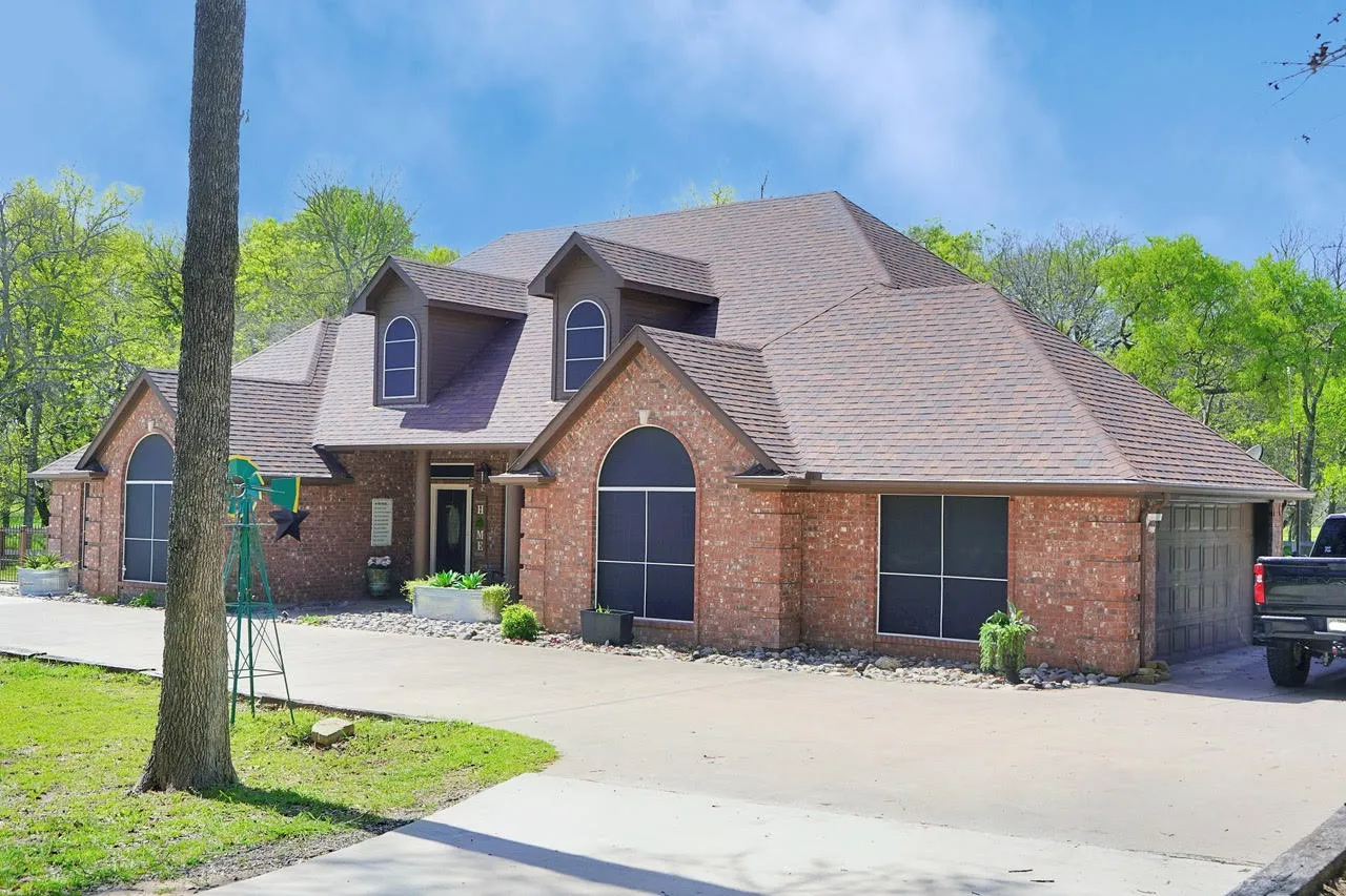 Single Family Residence For Sale in Wise County , 286 W Ridge Street, Decatur, Texas 76234, 4 Bedroom, 2 Bathroom, 2 Garage spaces, 3,373 Sqft, built in 2000, mls#21374438, Real Estate Agent in Decatur, Homes For Sale in Wise county, Homes For Sale in Decatur, Realtor in Decatur Texas, Real Estate Brokerage Independent Realty Texas, Luminita Cordes Realtor