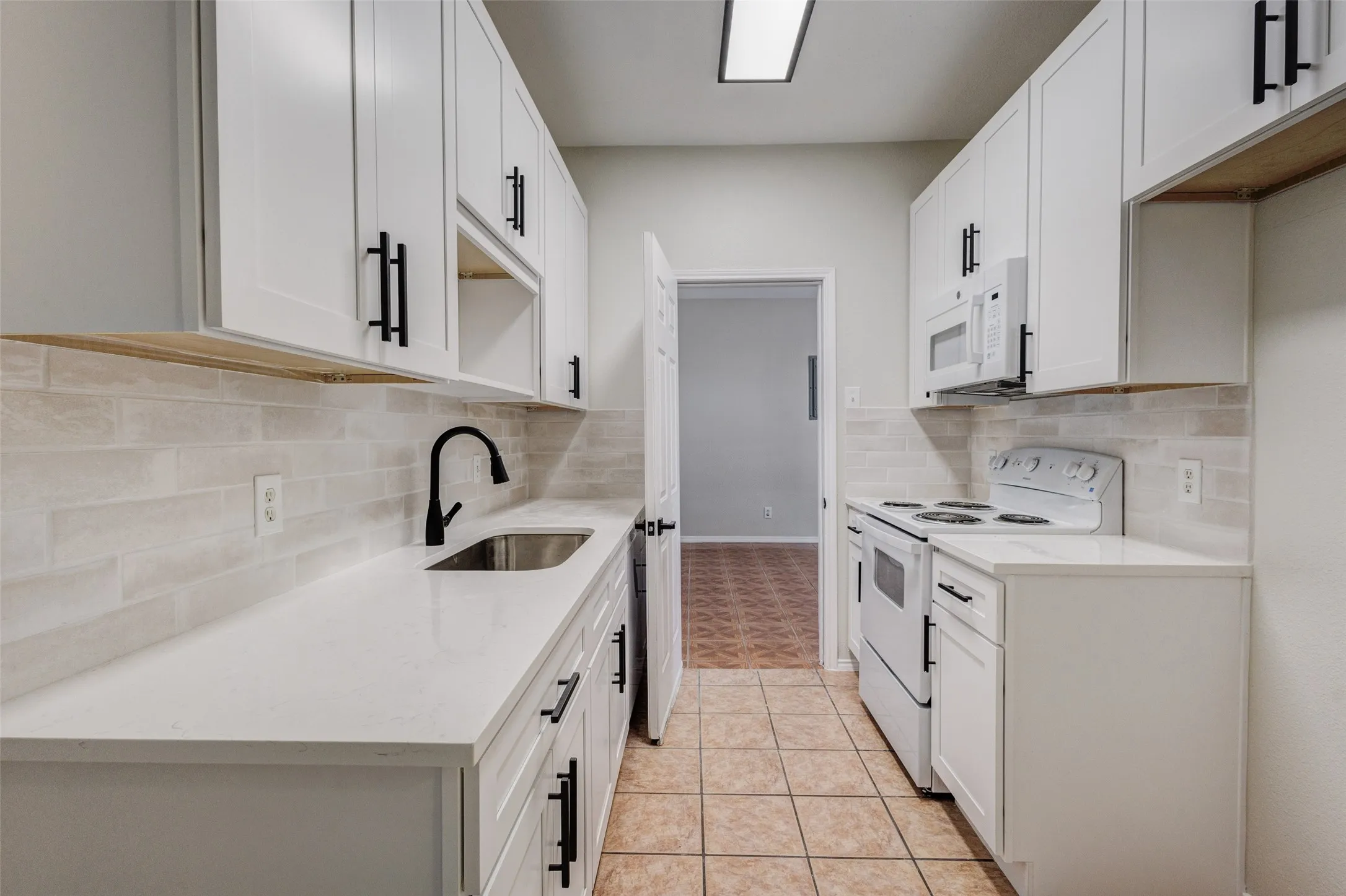 Single Family Residence For Sale in Dallas County , 1213 College Street, Grand Prairie, Texas 75050, 3 Bedroom, 3 Bathroom, Garage spaces, 1,992 Sqft, built in 2001, mls#21374451, Real Estate Agent in Grand Prairie, Homes For Sale in Dallas county, Homes For Sale in Grand Prairie, Realtor in Grand Prairie Texas, Real Estate Brokerage Independent Realty Texas, Luminita Cordes Realtor