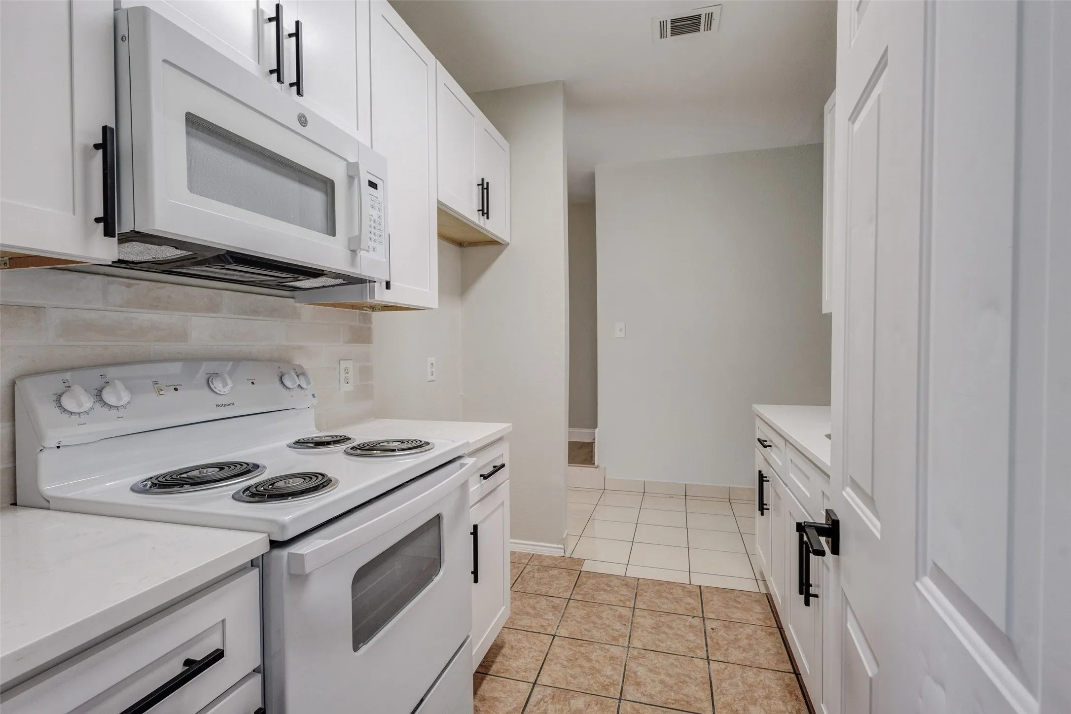 Single Family Residence For Sale in Dallas County , 1213 College Street, Grand Prairie, Texas 75050, 3 Bedroom, 3 Bathroom, Garage spaces, 1,992 Sqft, built in 2001, mls#21374451, Real Estate Agent in Grand Prairie, Homes For Sale in Dallas county, Homes For Sale in Grand Prairie, Realtor in Grand Prairie Texas, Real Estate Brokerage Independent Realty Texas, Luminita Cordes Realtor