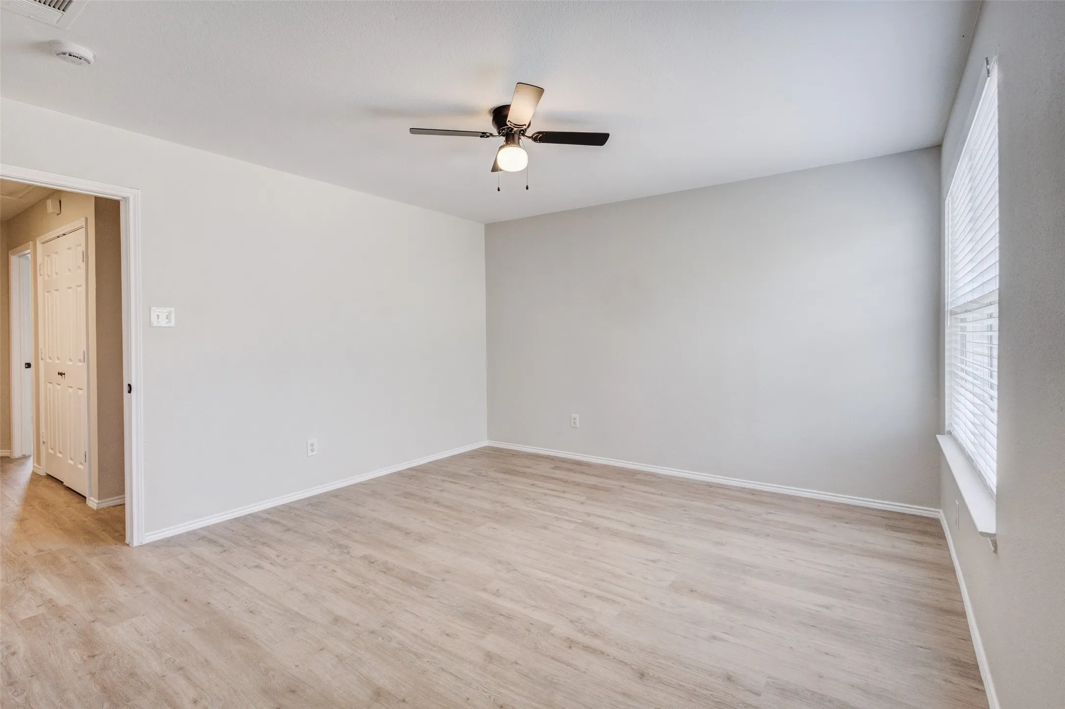 Single Family Residence For Sale in Dallas County , 1213 College Street, Grand Prairie, Texas 75050, 3 Bedroom, 3 Bathroom, Garage spaces, 1,992 Sqft, built in 2001, mls#21374451, Real Estate Agent in Grand Prairie, Homes For Sale in Dallas county, Homes For Sale in Grand Prairie, Realtor in Grand Prairie Texas, Real Estate Brokerage Independent Realty Texas, Luminita Cordes Realtor