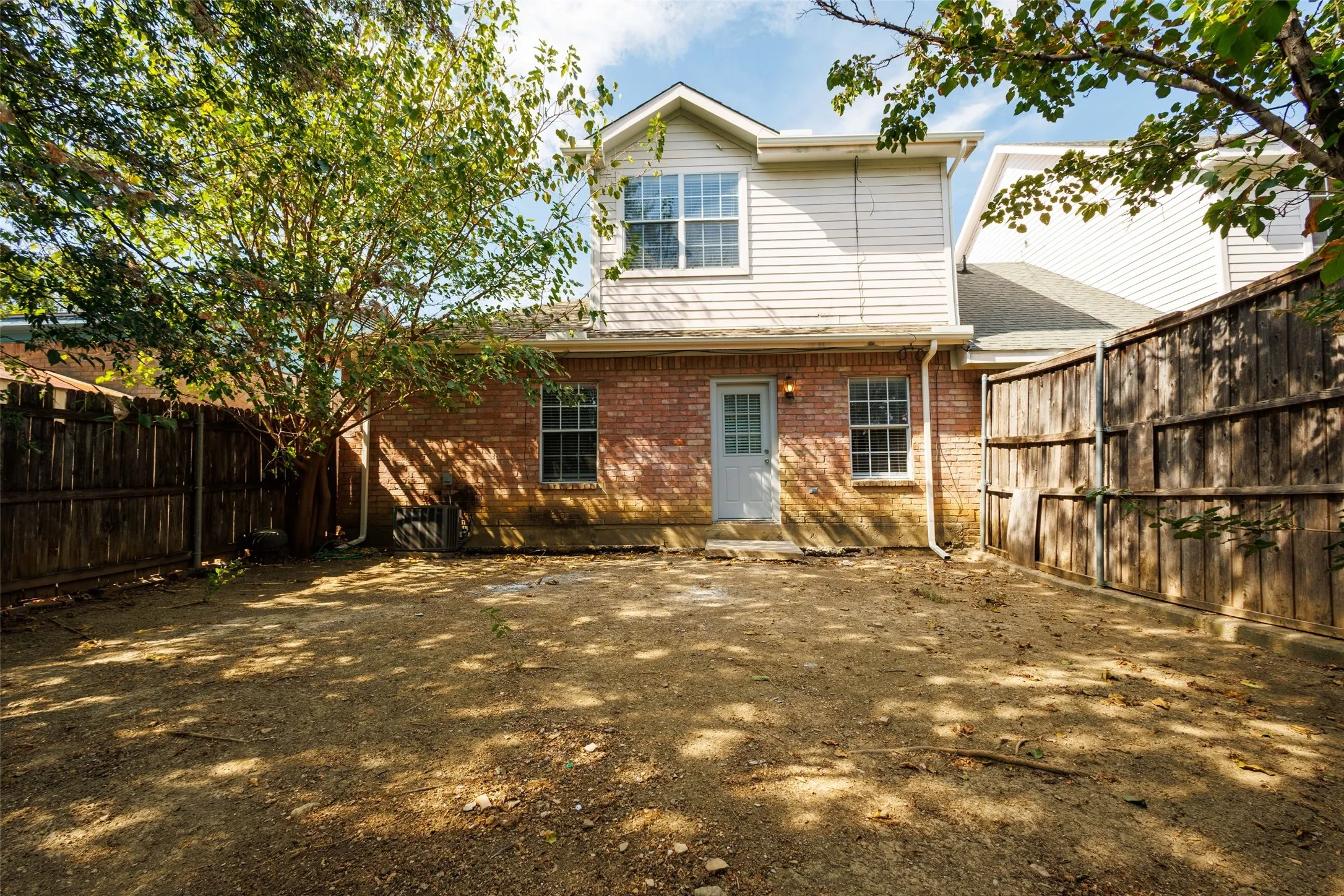 Single Family Residence For Sale in Dallas County , 1213 College Street, Grand Prairie, Texas 75050, 3 Bedroom, 3 Bathroom, Garage spaces, 1,992 Sqft, built in 2001, mls#21374451, Real Estate Agent in Grand Prairie, Homes For Sale in Dallas county, Homes For Sale in Grand Prairie, Realtor in Grand Prairie Texas, Real Estate Brokerage Independent Realty Texas, Luminita Cordes Realtor