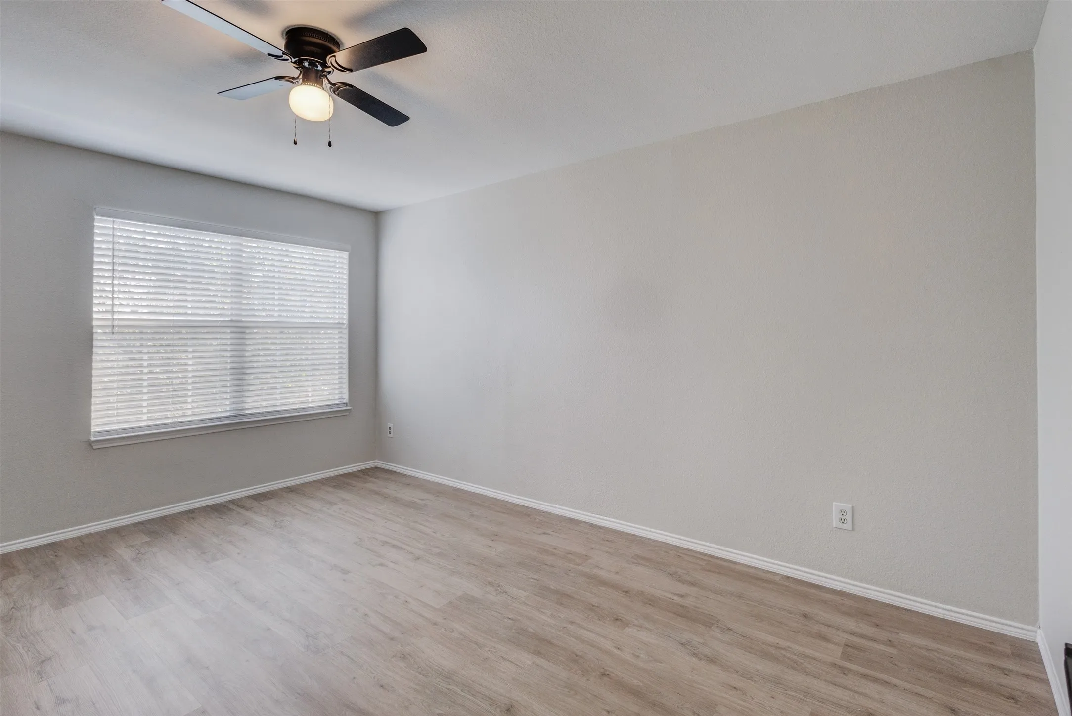 Single Family Residence For Sale in Dallas County , 1213 College Street, Grand Prairie, Texas 75050, 3 Bedroom, 3 Bathroom, Garage spaces, 1,992 Sqft, built in 2001, mls#21374451, Real Estate Agent in Grand Prairie, Homes For Sale in Dallas county, Homes For Sale in Grand Prairie, Realtor in Grand Prairie Texas, Real Estate Brokerage Independent Realty Texas, Luminita Cordes Realtor