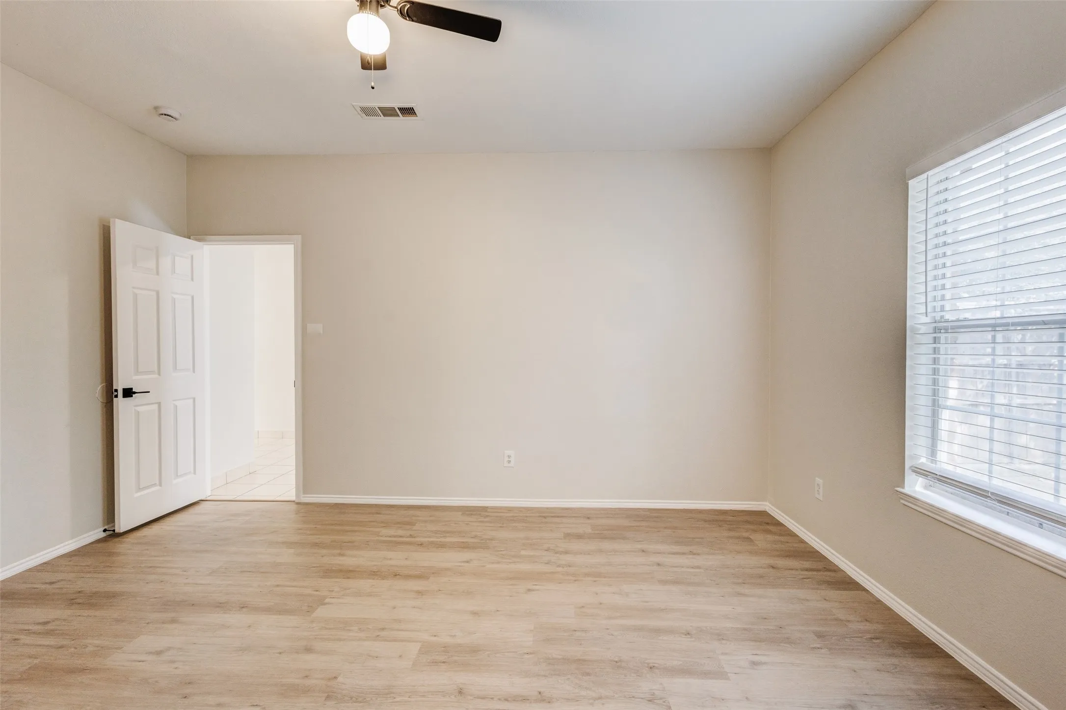 Single Family Residence For Sale in Dallas County , 1213 College Street, Grand Prairie, Texas 75050, 3 Bedroom, 3 Bathroom, Garage spaces, 1,992 Sqft, built in 2001, mls#21374451, Real Estate Agent in Grand Prairie, Homes For Sale in Dallas county, Homes For Sale in Grand Prairie, Realtor in Grand Prairie Texas, Real Estate Brokerage Independent Realty Texas, Luminita Cordes Realtor