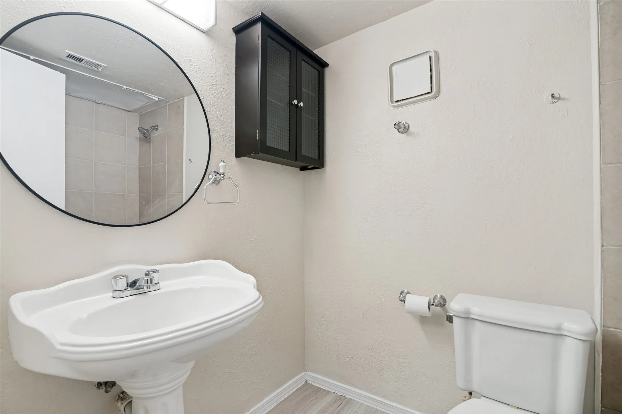 Condominium For Sale in Dallas County , 4606 Chaha Road 202, Garland, Texas 75043, 2 Bedroom, 2 Bathroom, Garage spaces, 811 Sqft, built in 1981, mls#21362352, Real Estate Agent in Garland, Homes For Sale in Dallas county, Homes For Sale in Garland, Realtor in Garland Texas, Real Estate Brokerage Independent Realty Texas, Luminita Cordes Realtor
