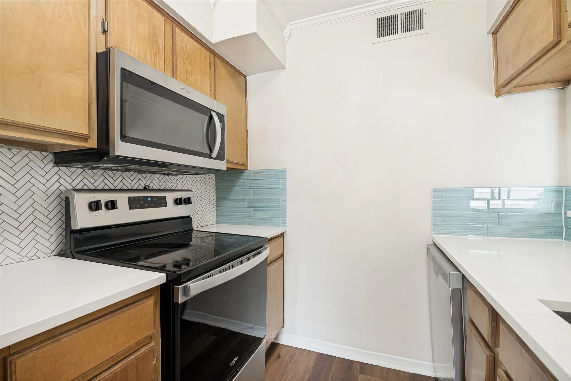 Condominium For Sale in Dallas County , 4606 Chaha Road 202, Garland, Texas 75043, 2 Bedroom, 2 Bathroom, Garage spaces, 811 Sqft, built in 1981, mls#21362352, Real Estate Agent in Garland, Homes For Sale in Dallas county, Homes For Sale in Garland, Realtor in Garland Texas, Real Estate Brokerage Independent Realty Texas, Luminita Cordes Realtor