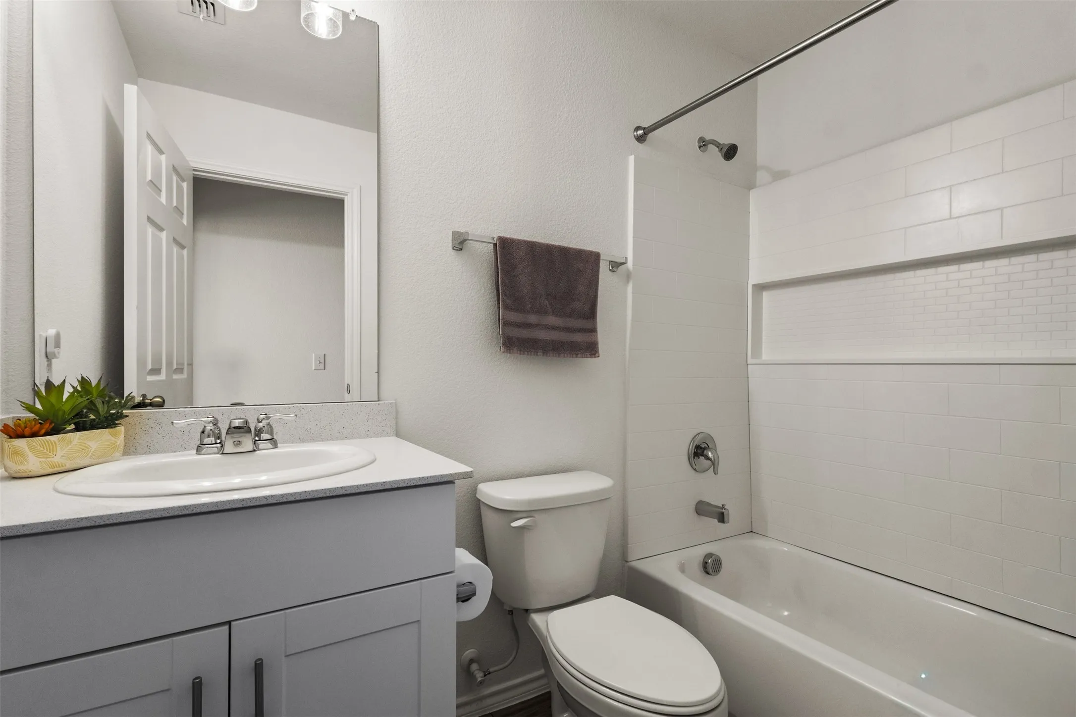 Single Family Residence For Sale in Denton County , 2117 Winding Creek Way, Denton, Texas 76208, 3 Bedroom, 2 Bathroom, 2 Garage spaces, 1,624 Sqft, built in 2023, mls#21374462, Real Estate Agent in Denton, Homes For Sale in Denton county, Homes For Sale in Denton, Realtor in Denton Texas, Real Estate Brokerage Independent Realty Texas, Luminita Cordes Realtor