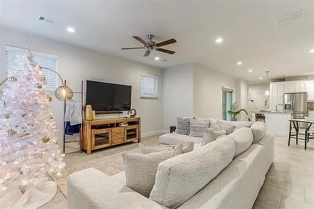 Single Family Residence For Sale in Tarrant County , 6717 Windlord Drive, Fort Worth, Texas 76179, 3 Bedroom, 3 Bathroom, 2 Garage spaces, 2,003 Sqft, built in 2020, mls#21373837, Real Estate Agent in Fort Worth, Homes For Sale in Tarrant county, Homes For Sale in Fort Worth, Realtor in Fort Worth Texas, Real Estate Brokerage Independent Realty Texas, Luminita Cordes Realtor