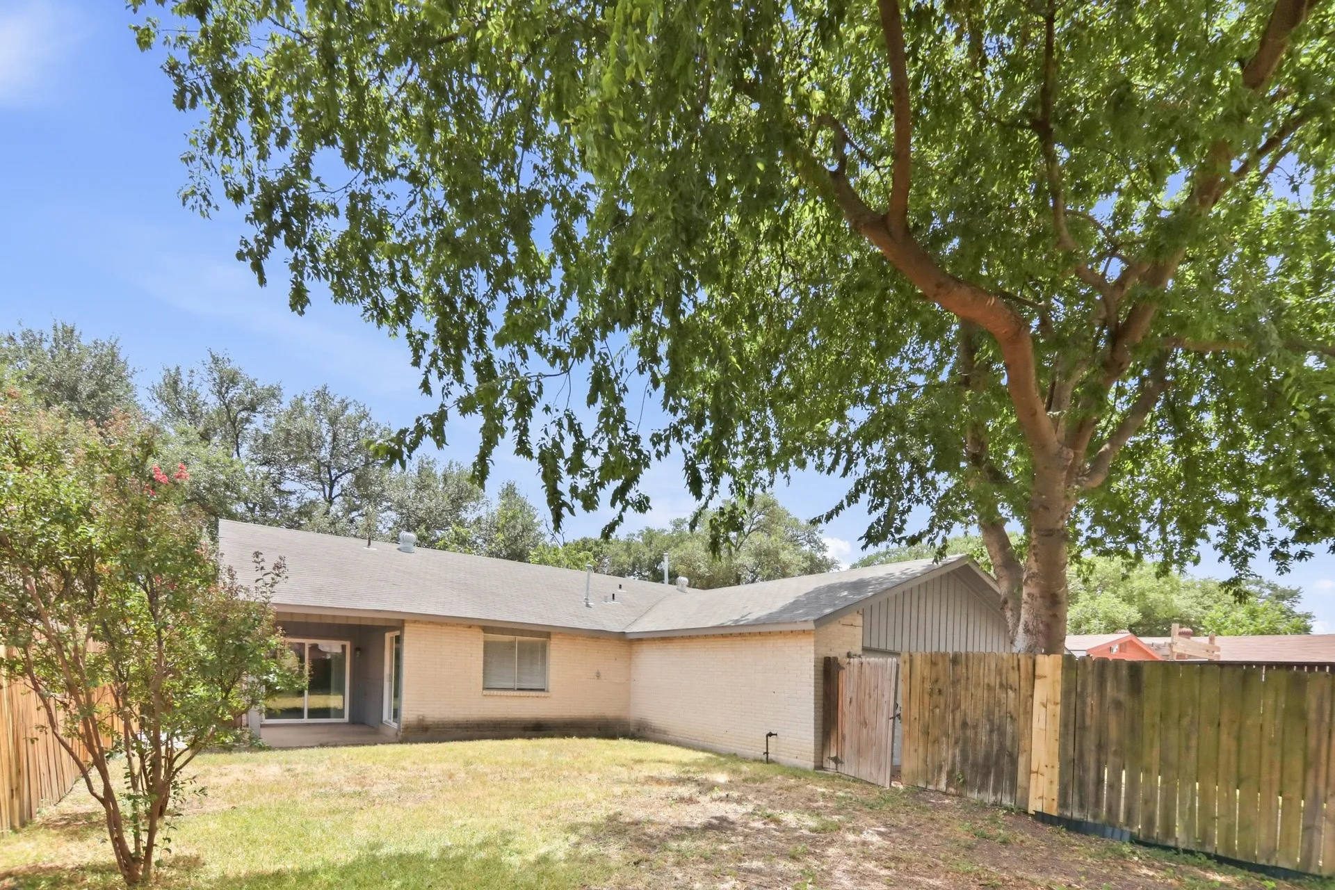 Single Family Residence For Rent in Dallas County , 3041 Ripplewood Drive, Garland, Texas 75044, 3 Bedroom, 2 Bathroom, Garage spaces, 1,412 Sqft, built in 1972, mls#21374468, Real Estate Agent in Garland, Homes For Rent in Dallas county, Homes For Rent in Garland, Realtor in Garland Texas, Real Estate Brokerage Independent Realty Texas, Luminita Cordes Realtor