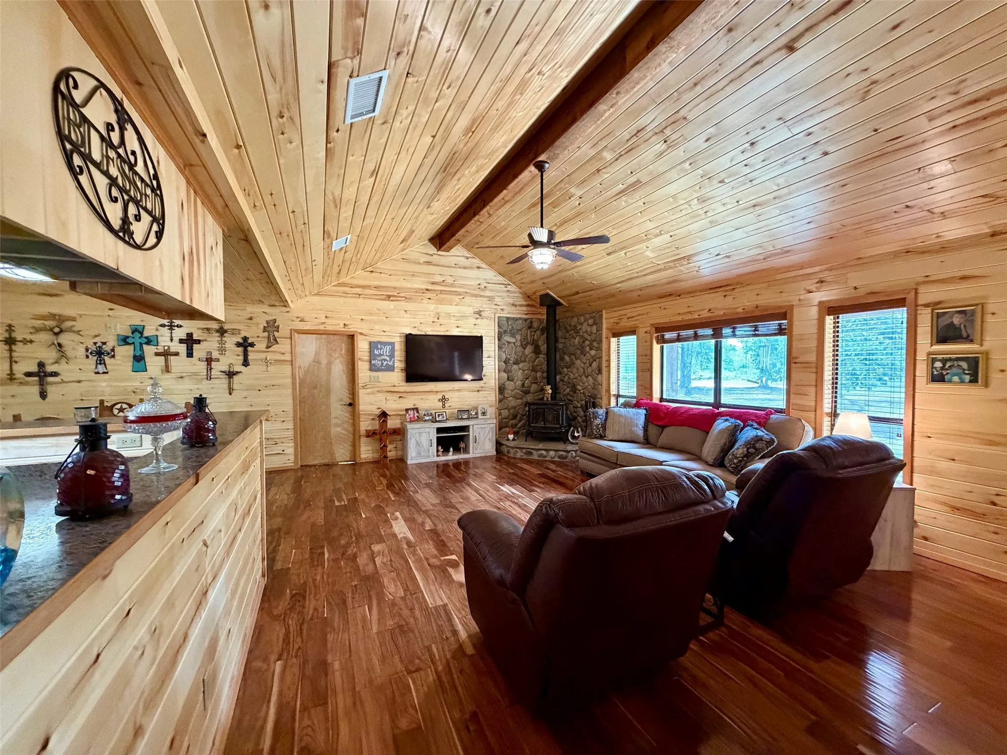 Mobile Home For Sale in Wood County , 3341 Fm 778, Mineola, Texas 75773, 3 Bedroom, 2 Bathroom, 1 Garage spaces, 1,708 Sqft, built in 2014, mls#21374472, Real Estate Agent in Mineola, Homes For Sale in Wood county, Homes For Sale in Mineola, Realtor in Mineola Texas, Real Estate Brokerage Independent Realty Texas, Luminita Cordes Realtor