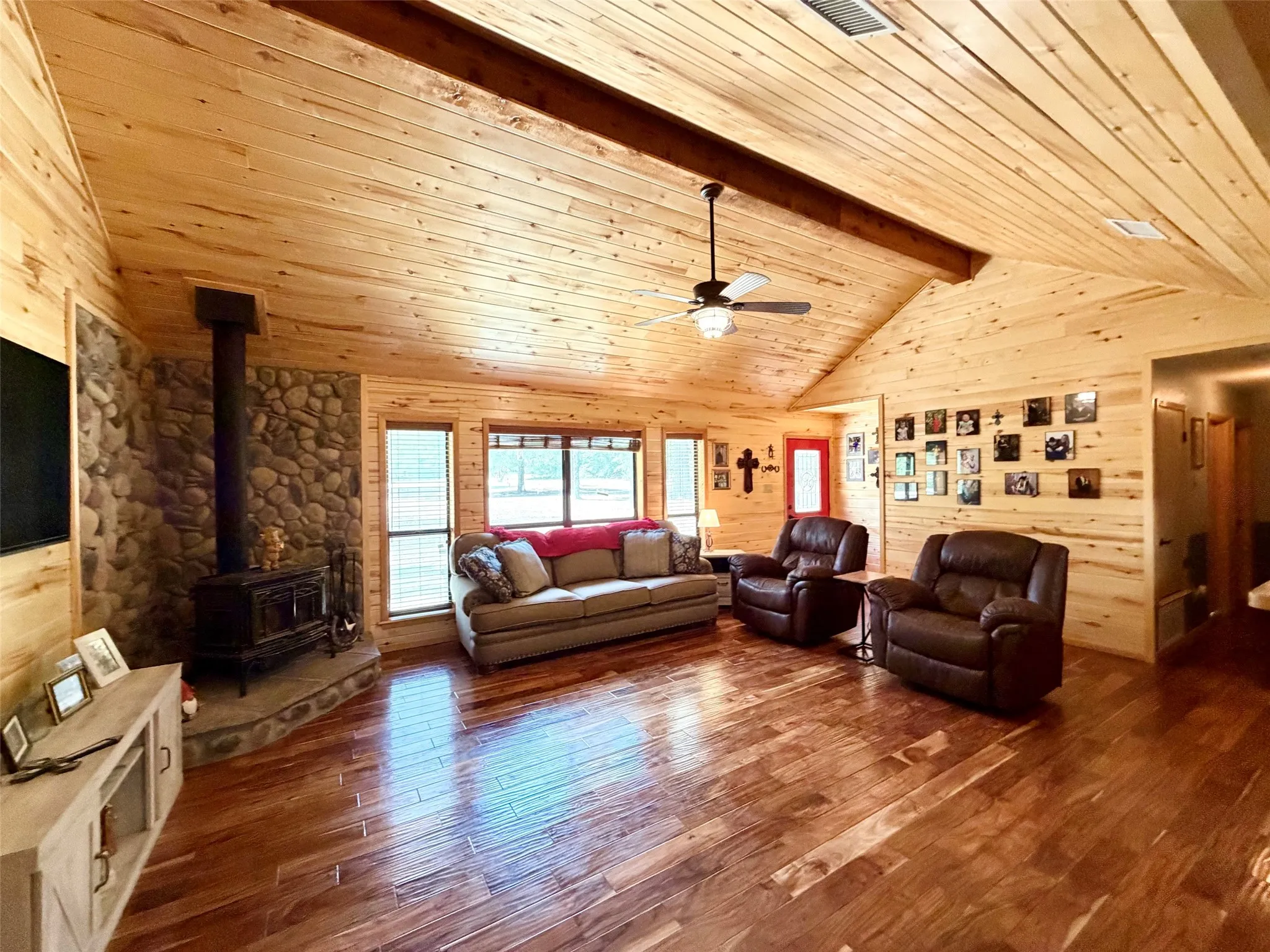Mobile Home For Sale in Wood County , 3341 Fm 778, Mineola, Texas 75773, 3 Bedroom, 2 Bathroom, 1 Garage spaces, 1,708 Sqft, built in 2014, mls#21374472, Real Estate Agent in Mineola, Homes For Sale in Wood county, Homes For Sale in Mineola, Realtor in Mineola Texas, Real Estate Brokerage Independent Realty Texas, Luminita Cordes Realtor