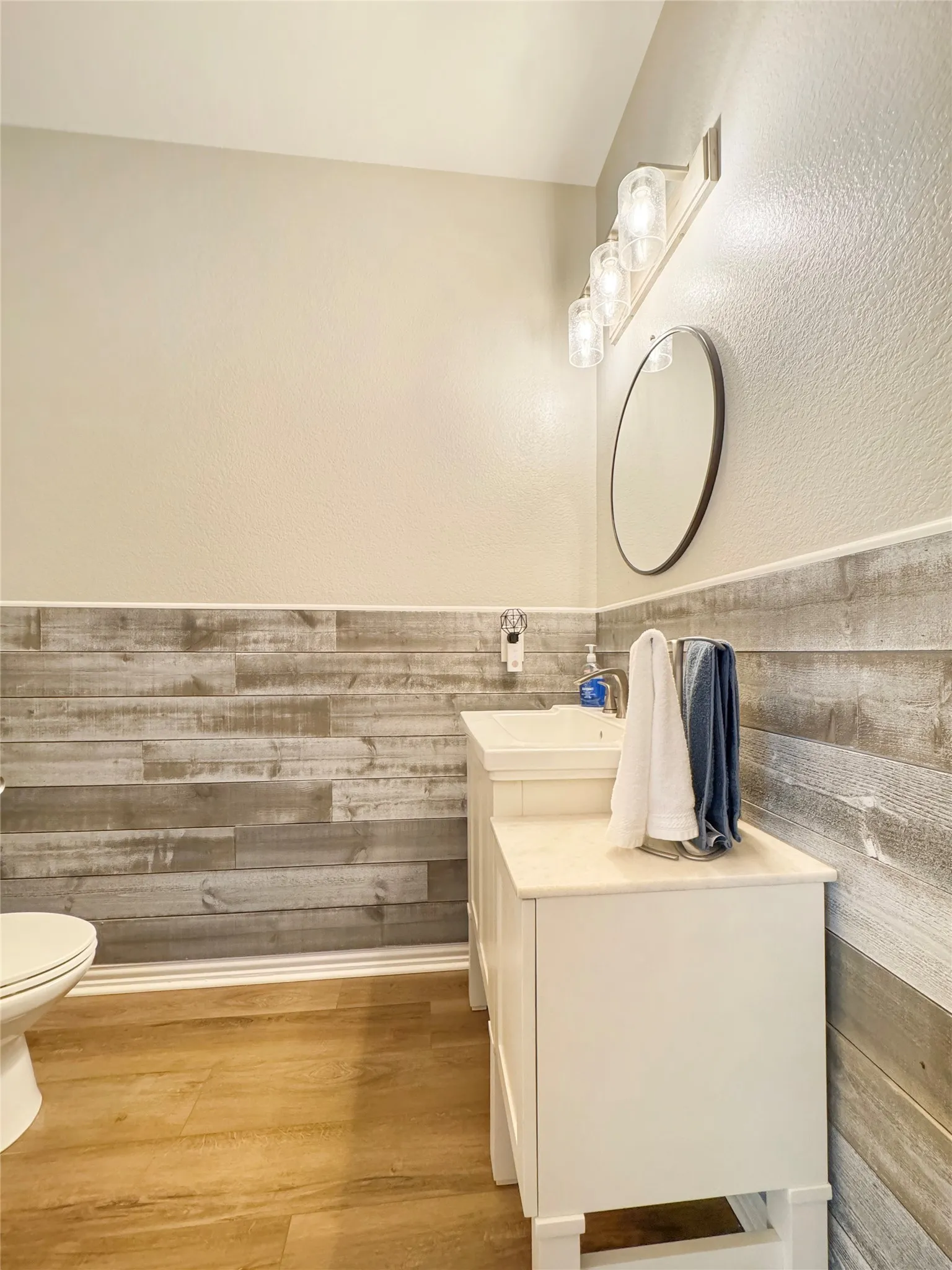 Guest half bathroom on 1st floor