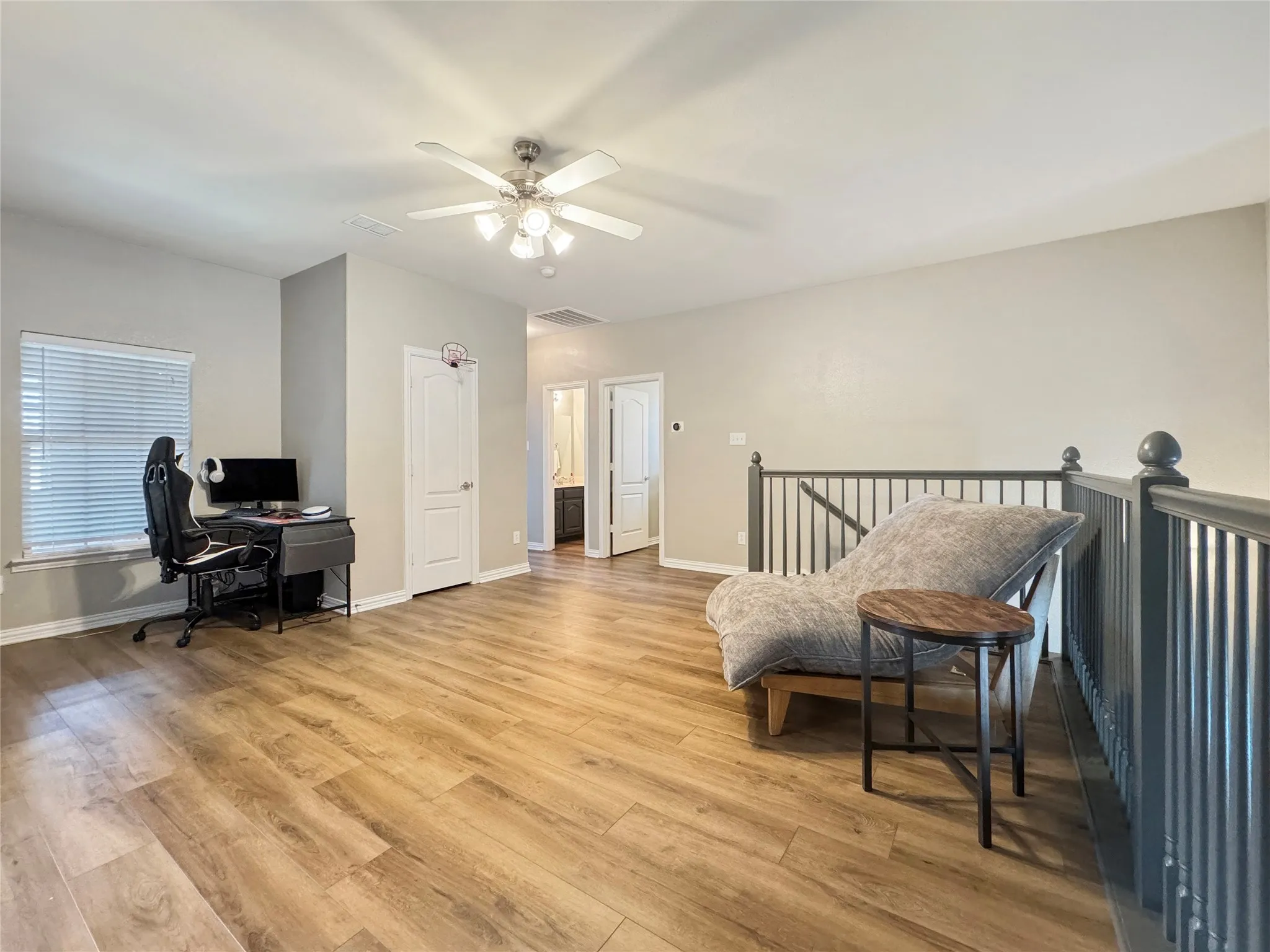 Upstairs loft between split bedrooms