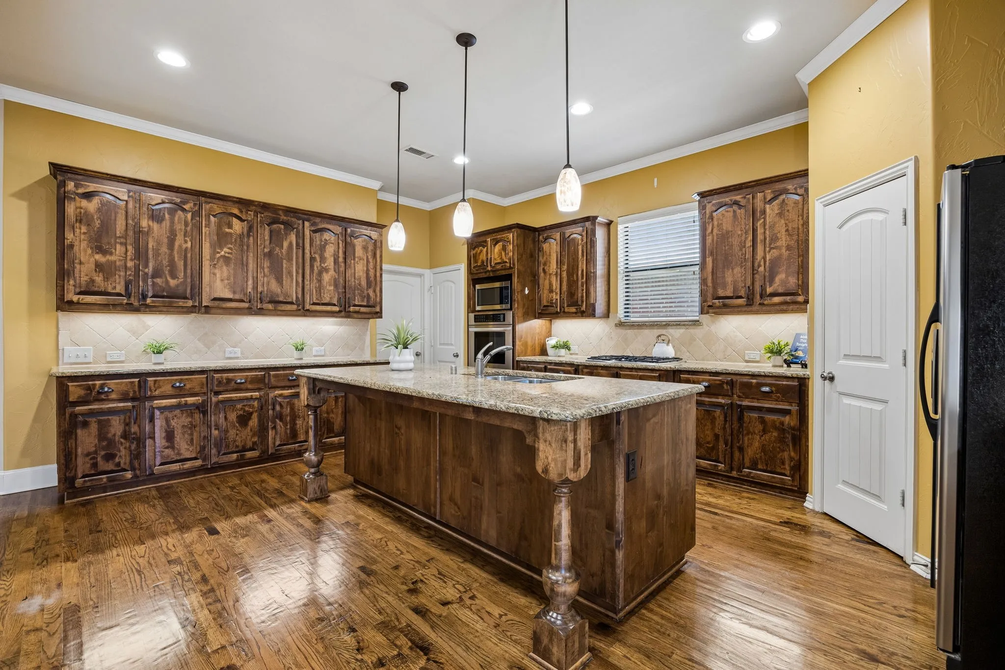 Single Family Residence For Sale in Denton County , 1400 Prairie Drive, Carrollton, Texas 75007, 4 Bedroom, 4 Bathroom, 3 Garage spaces, 4,218 Sqft, built in 2007, mls#21374397, Real Estate Agent in Carrollton, Homes For Sale in Denton county, Homes For Sale in Carrollton, Realtor in Carrollton Texas, Real Estate Brokerage Independent Realty Texas, Luminita Cordes Realtor