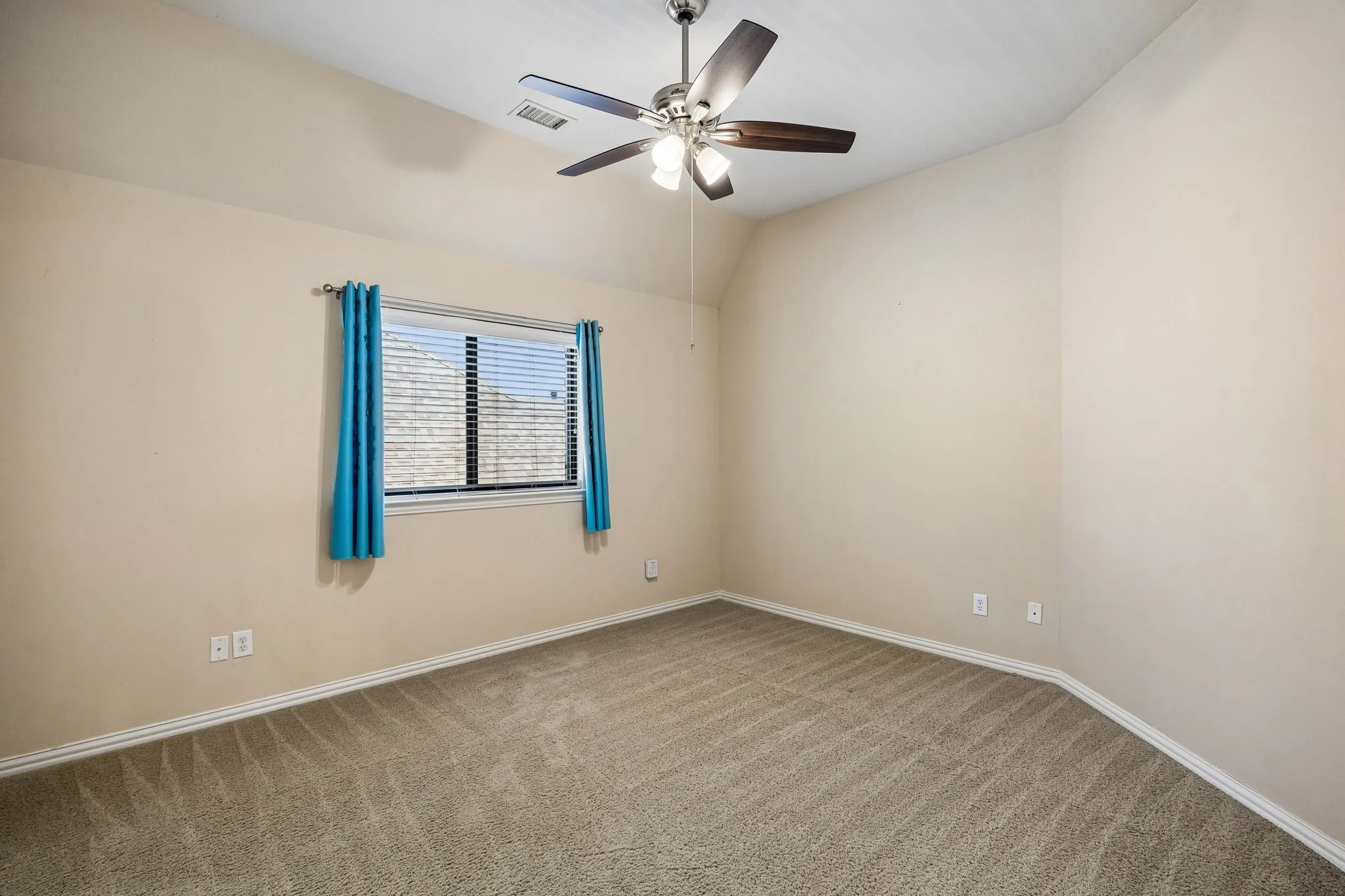 Single Family Residence For Sale in Denton County , 1400 Prairie Drive, Carrollton, Texas 75007, 4 Bedroom, 4 Bathroom, 3 Garage spaces, 4,218 Sqft, built in 2007, mls#21374397, Real Estate Agent in Carrollton, Homes For Sale in Denton county, Homes For Sale in Carrollton, Realtor in Carrollton Texas, Real Estate Brokerage Independent Realty Texas, Luminita Cordes Realtor