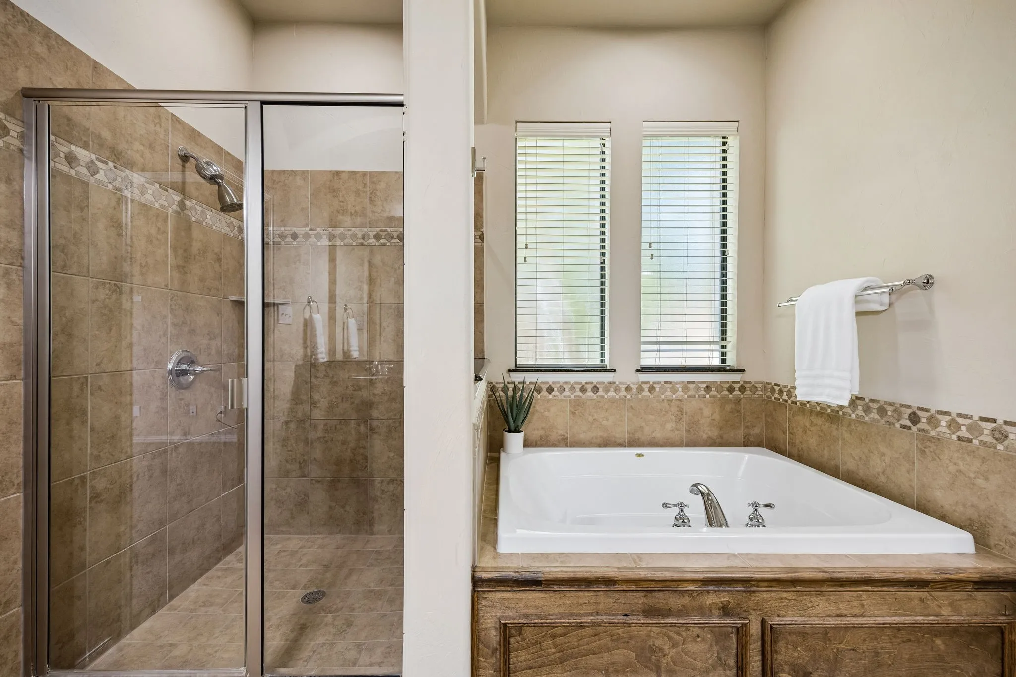 Single Family Residence For Sale in Denton County , 1400 Prairie Drive, Carrollton, Texas 75007, 4 Bedroom, 4 Bathroom, 3 Garage spaces, 4,218 Sqft, built in 2007, mls#21374397, Real Estate Agent in Carrollton, Homes For Sale in Denton county, Homes For Sale in Carrollton, Realtor in Carrollton Texas, Real Estate Brokerage Independent Realty Texas, Luminita Cordes Realtor