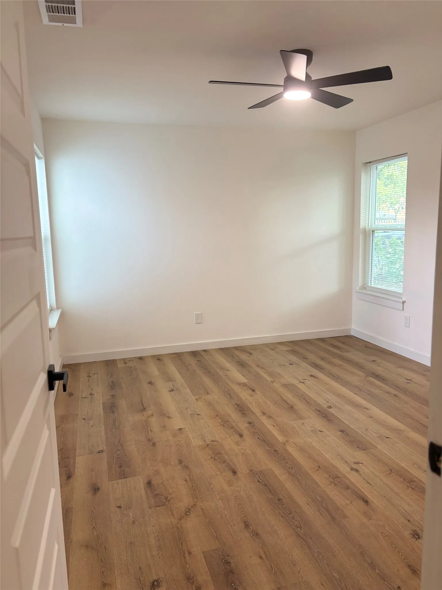 Single Family Residence For Sale in Tarrant County , 5536 Greenlee Street, Fort Worth, Texas 76112, 3 Bedroom, 3 Bathroom, Garage spaces, 1,107 Sqft, built in 1949, mls#21367228, Real Estate Agent in Fort Worth, Homes For Sale in Tarrant county, Homes For Sale in Fort Worth, Realtor in Fort Worth Texas, Real Estate Brokerage Independent Realty Texas, Luminita Cordes Realtor