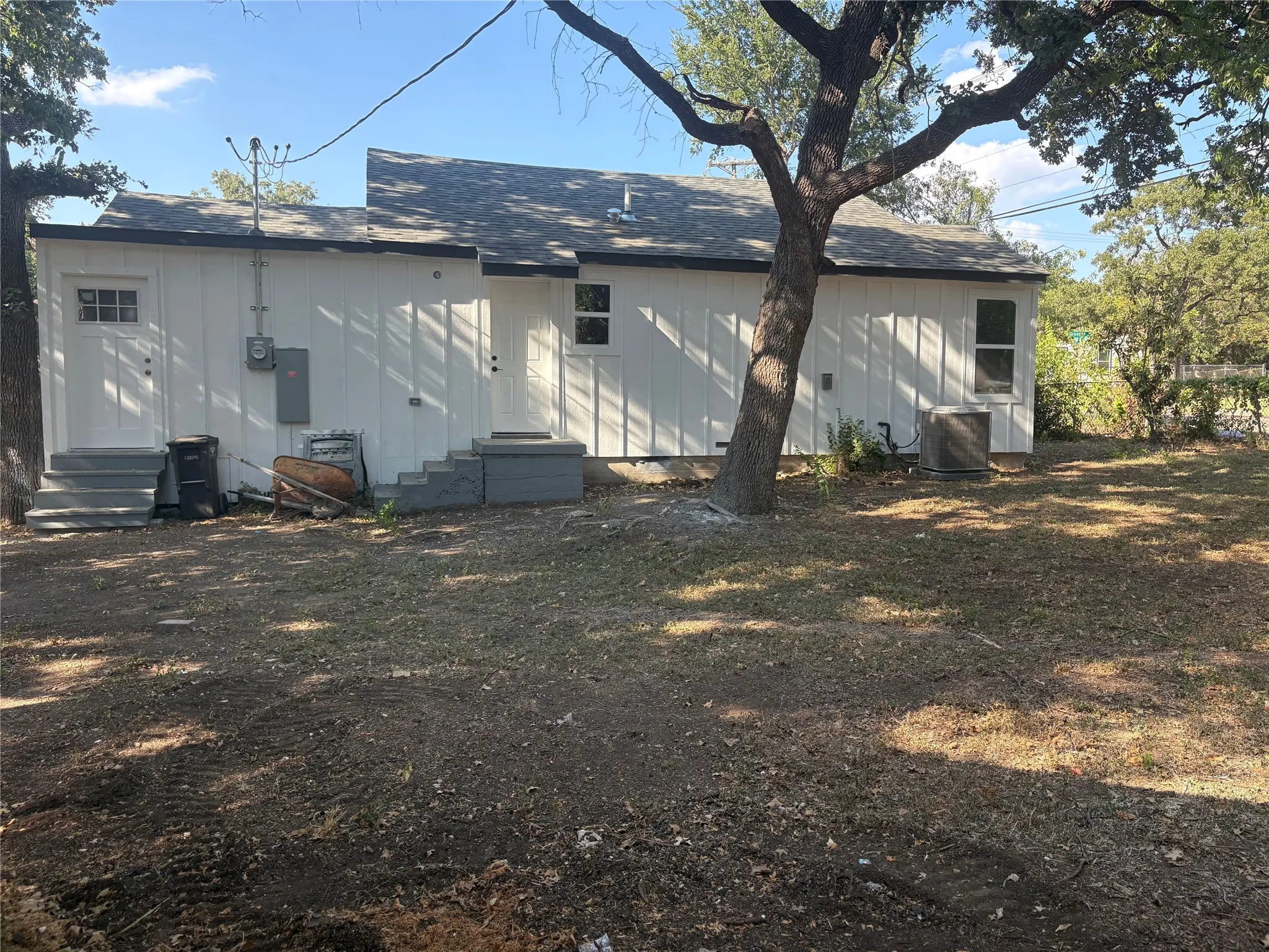 Single Family Residence For Sale in Tarrant County , 5536 Greenlee Street, Fort Worth, Texas 76112, 3 Bedroom, 3 Bathroom, Garage spaces, 1,107 Sqft, built in 1949, mls#21367228, Real Estate Agent in Fort Worth, Homes For Sale in Tarrant county, Homes For Sale in Fort Worth, Realtor in Fort Worth Texas, Real Estate Brokerage Independent Realty Texas, Luminita Cordes Realtor