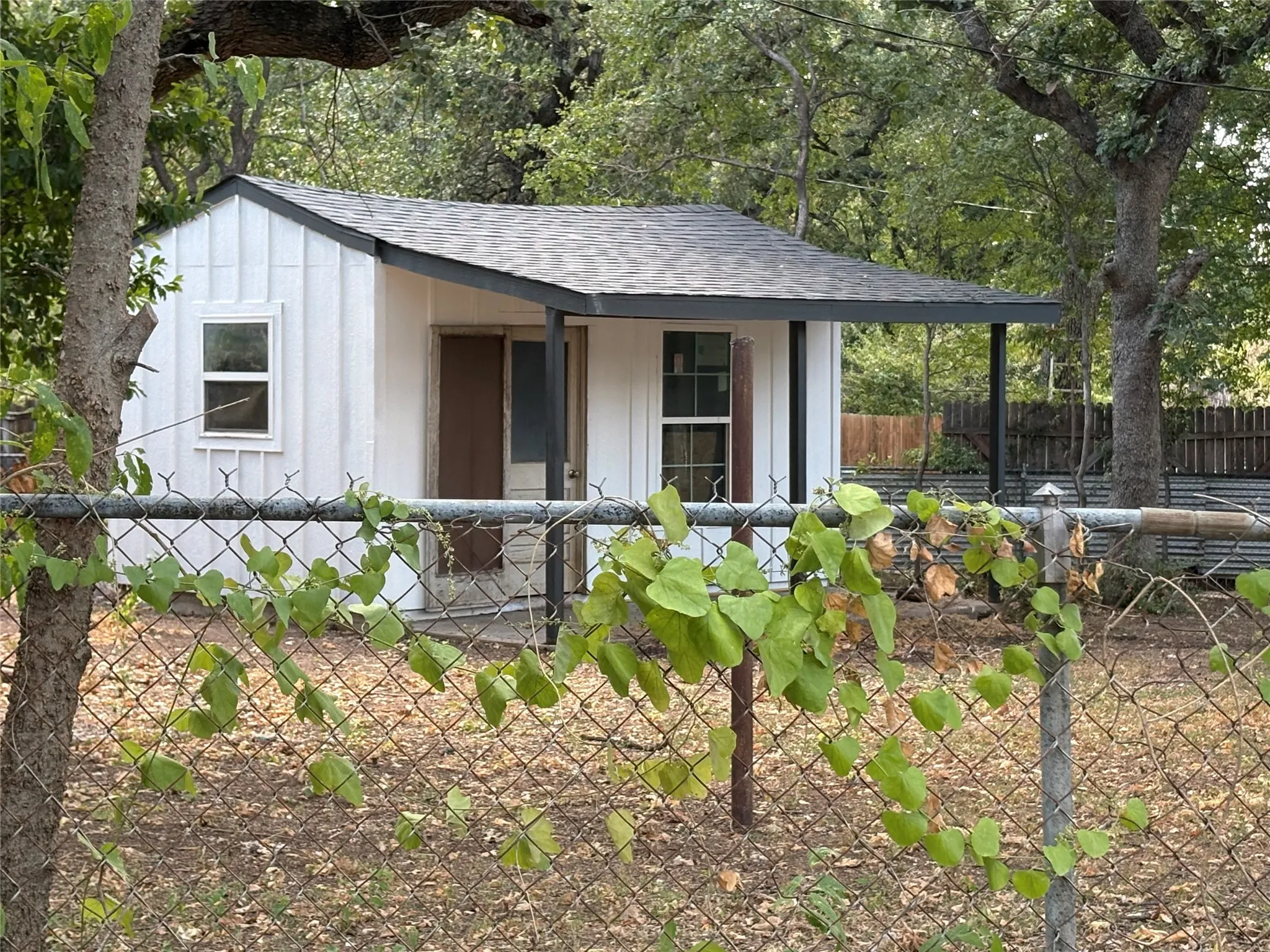 Single Family Residence For Sale in Tarrant County , 5536 Greenlee Street, Fort Worth, Texas 76112, 3 Bedroom, 3 Bathroom, Garage spaces, 1,107 Sqft, built in 1949, mls#21367228, Real Estate Agent in Fort Worth, Homes For Sale in Tarrant county, Homes For Sale in Fort Worth, Realtor in Fort Worth Texas, Real Estate Brokerage Independent Realty Texas, Luminita Cordes Realtor
