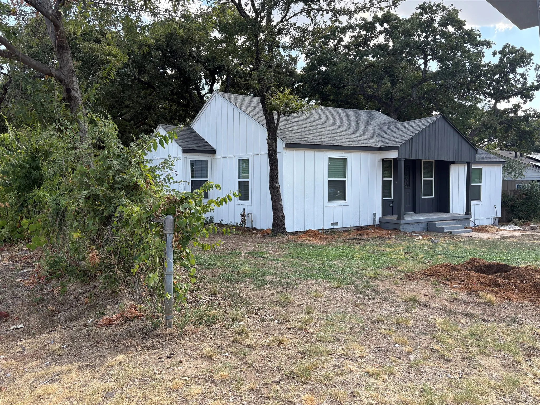 Single Family Residence For Sale in Tarrant County , 5536 Greenlee Street, Fort Worth, Texas 76112, 3 Bedroom, 3 Bathroom, Garage spaces, 1,107 Sqft, built in 1949, mls#21367228, Real Estate Agent in Fort Worth, Homes For Sale in Tarrant county, Homes For Sale in Fort Worth, Realtor in Fort Worth Texas, Real Estate Brokerage Independent Realty Texas, Luminita Cordes Realtor