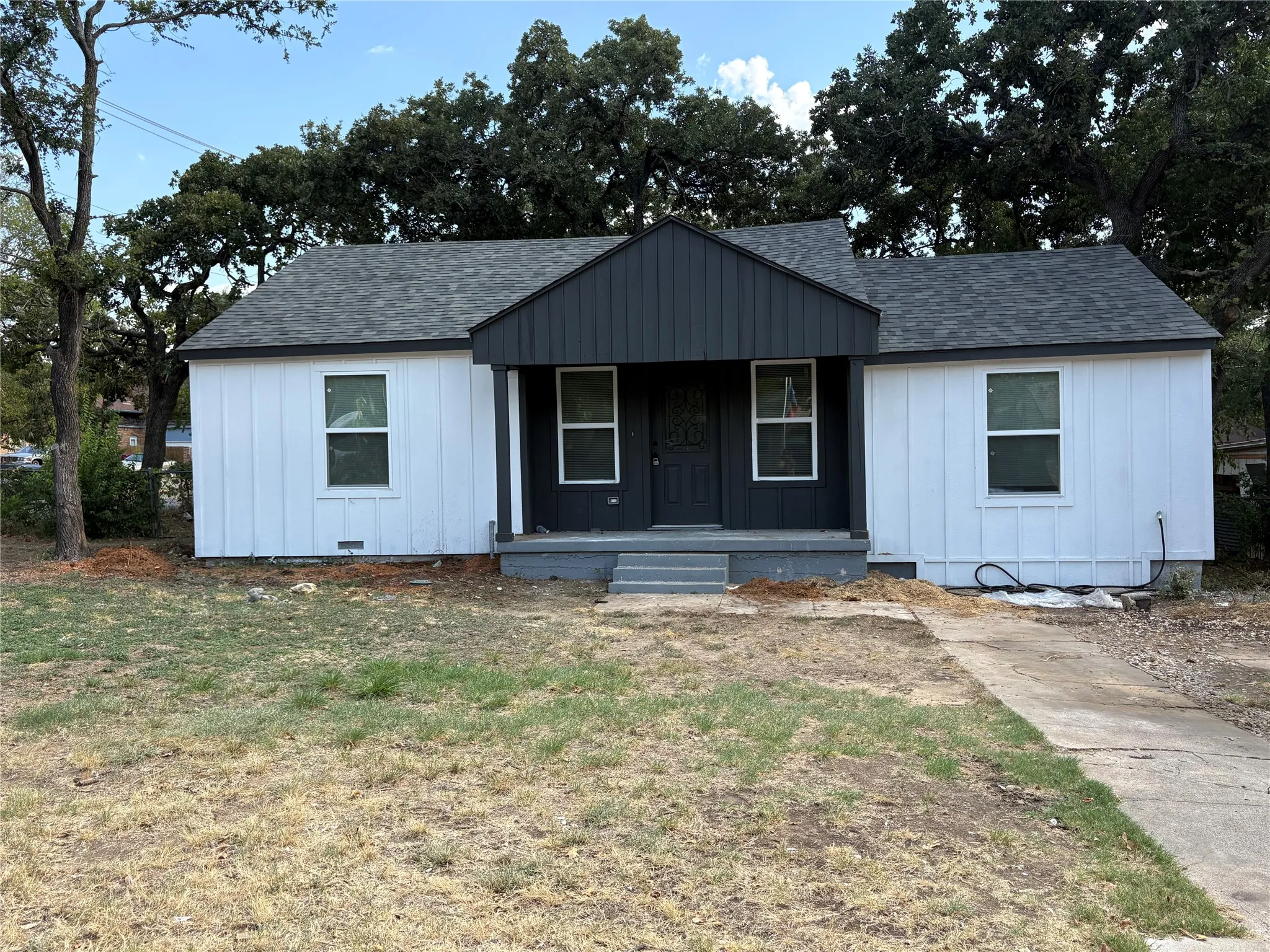 Single Family Residence For Sale in Tarrant County , 5536 Greenlee Street, Fort Worth, Texas 76112, 3 Bedroom, 3 Bathroom, Garage spaces, 1,107 Sqft, built in 1949, mls#21367228, Real Estate Agent in Fort Worth, Homes For Sale in Tarrant county, Homes For Sale in Fort Worth, Realtor in Fort Worth Texas, Real Estate Brokerage Independent Realty Texas, Luminita Cordes Realtor