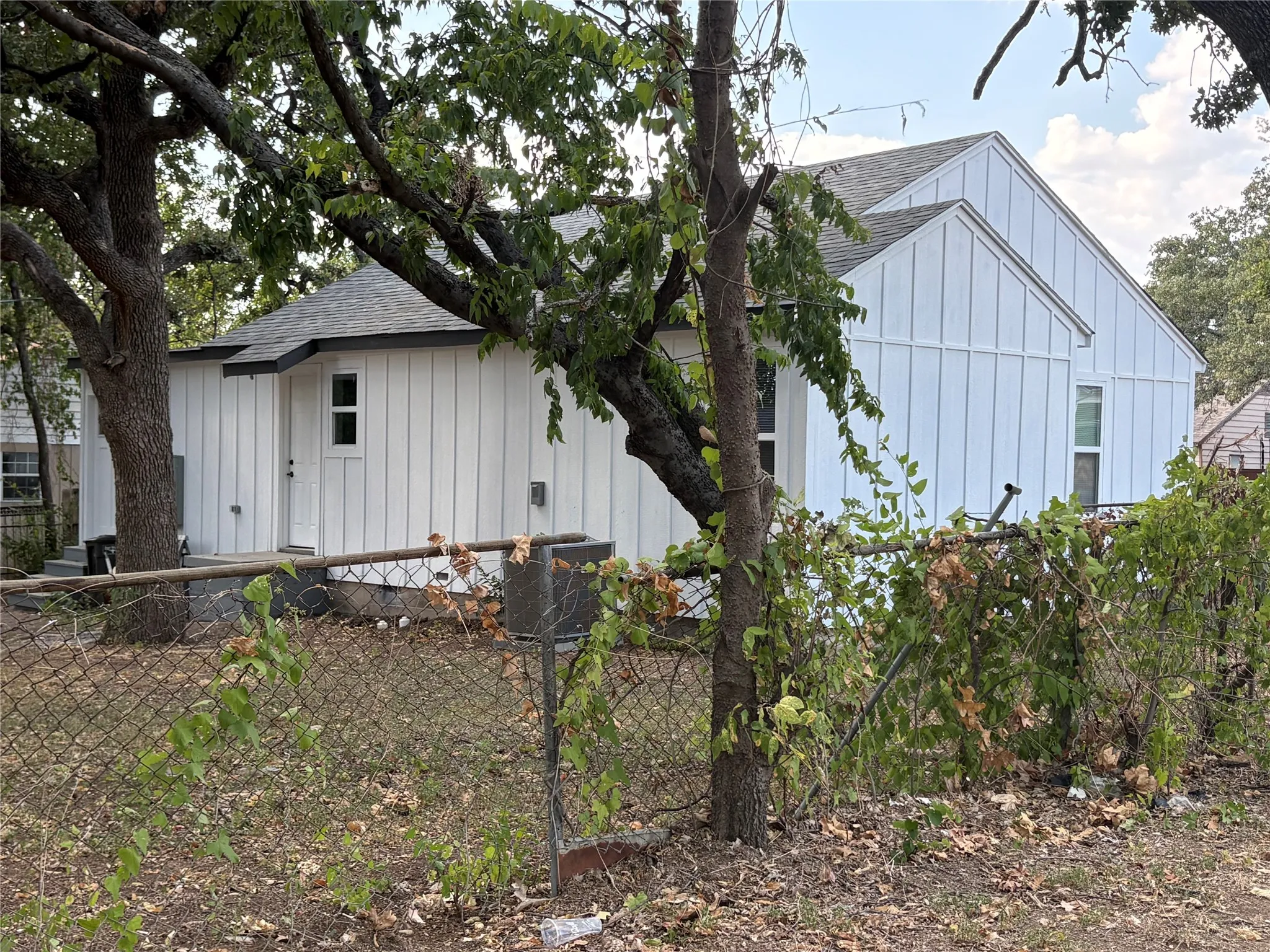 Single Family Residence For Sale in Tarrant County , 5536 Greenlee Street, Fort Worth, Texas 76112, 3 Bedroom, 3 Bathroom, Garage spaces, 1,107 Sqft, built in 1949, mls#21367228, Real Estate Agent in Fort Worth, Homes For Sale in Tarrant county, Homes For Sale in Fort Worth, Realtor in Fort Worth Texas, Real Estate Brokerage Independent Realty Texas, Luminita Cordes Realtor