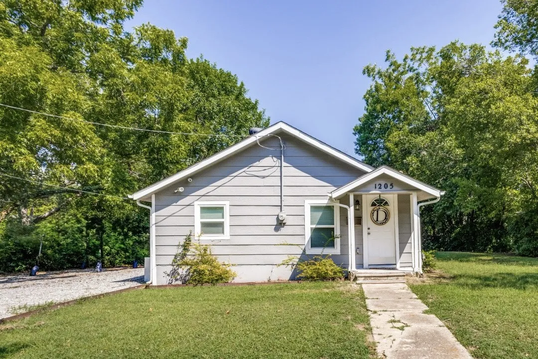 Single Family Residence For Sale in Grayson County , 1205 W Birge Street, Sherman, Texas 75092, 2 Bedroom, 1 Bathroom, Garage spaces, 991 Sqft, built in 1940, mls#21374481, Real Estate Agent in Sherman, Homes For Sale in Grayson county, Homes For Sale in Sherman, Realtor in Sherman Texas, Real Estate Brokerage Independent Realty Texas, Luminita Cordes Realtor