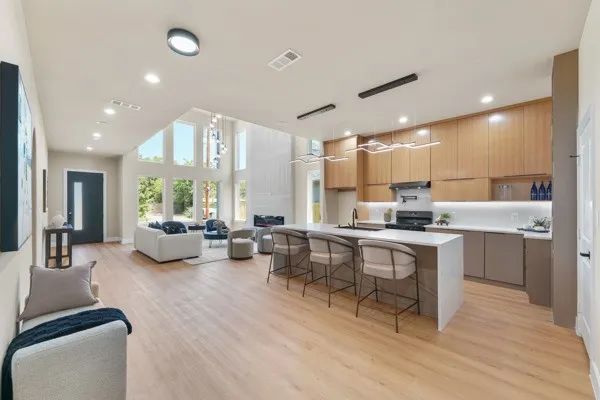MODEL HOME