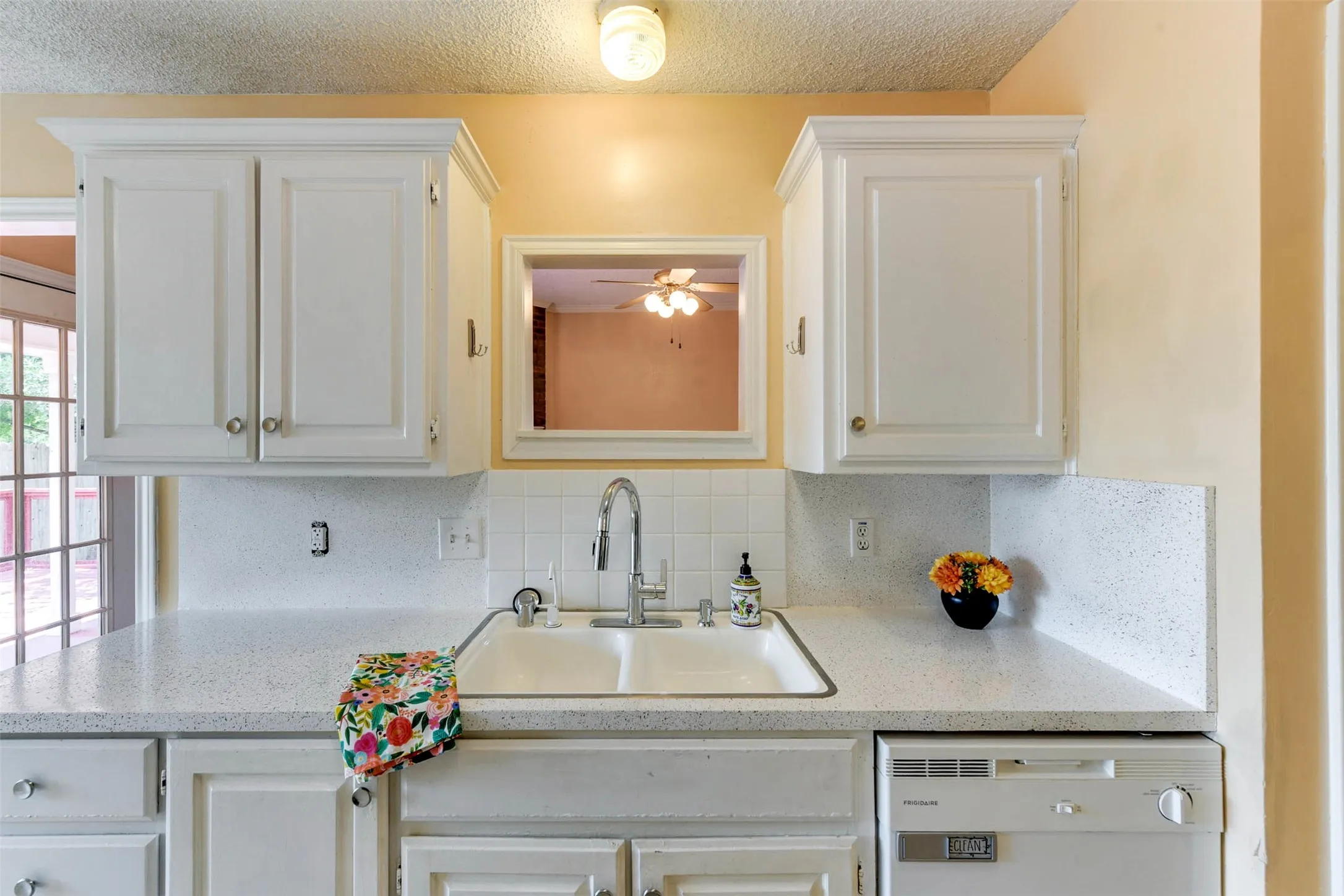 Single Family Residence For Rent in Denton County , 2002 Summerwind Court, Denton, Texas 76209, 3 Bedroom, 2 Bathroom, 2 Garage spaces, 1,541 Sqft, built in 1989, mls#21374471, Real Estate Agent in Denton, Homes For Rent in Denton county, Homes For Rent in Denton, Realtor in Denton Texas, Real Estate Brokerage Independent Realty Texas, Luminita Cordes Realtor