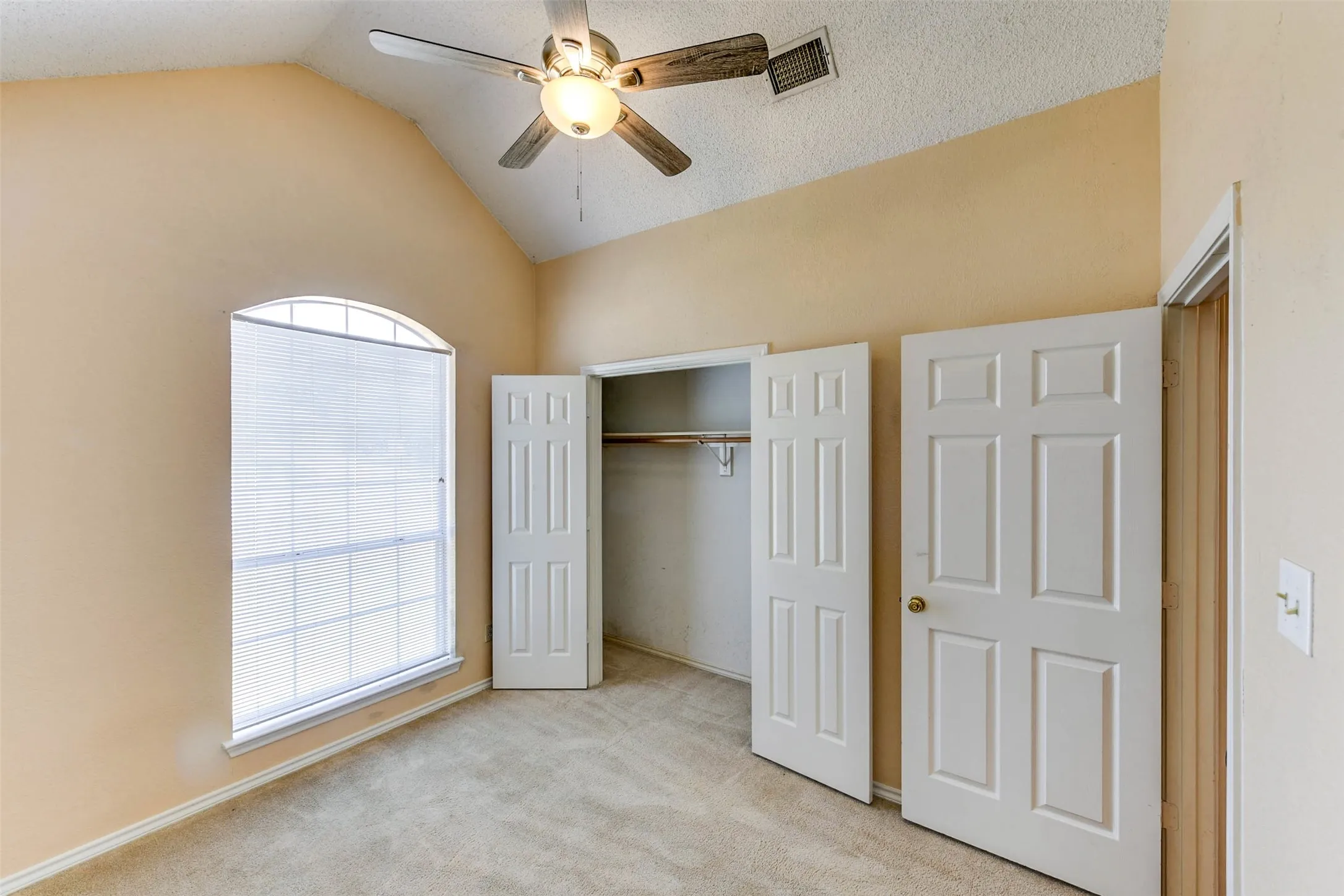 Single Family Residence For Rent in Denton County , 2002 Summerwind Court, Denton, Texas 76209, 3 Bedroom, 2 Bathroom, 2 Garage spaces, 1,541 Sqft, built in 1989, mls#21374471, Real Estate Agent in Denton, Homes For Rent in Denton county, Homes For Rent in Denton, Realtor in Denton Texas, Real Estate Brokerage Independent Realty Texas, Luminita Cordes Realtor