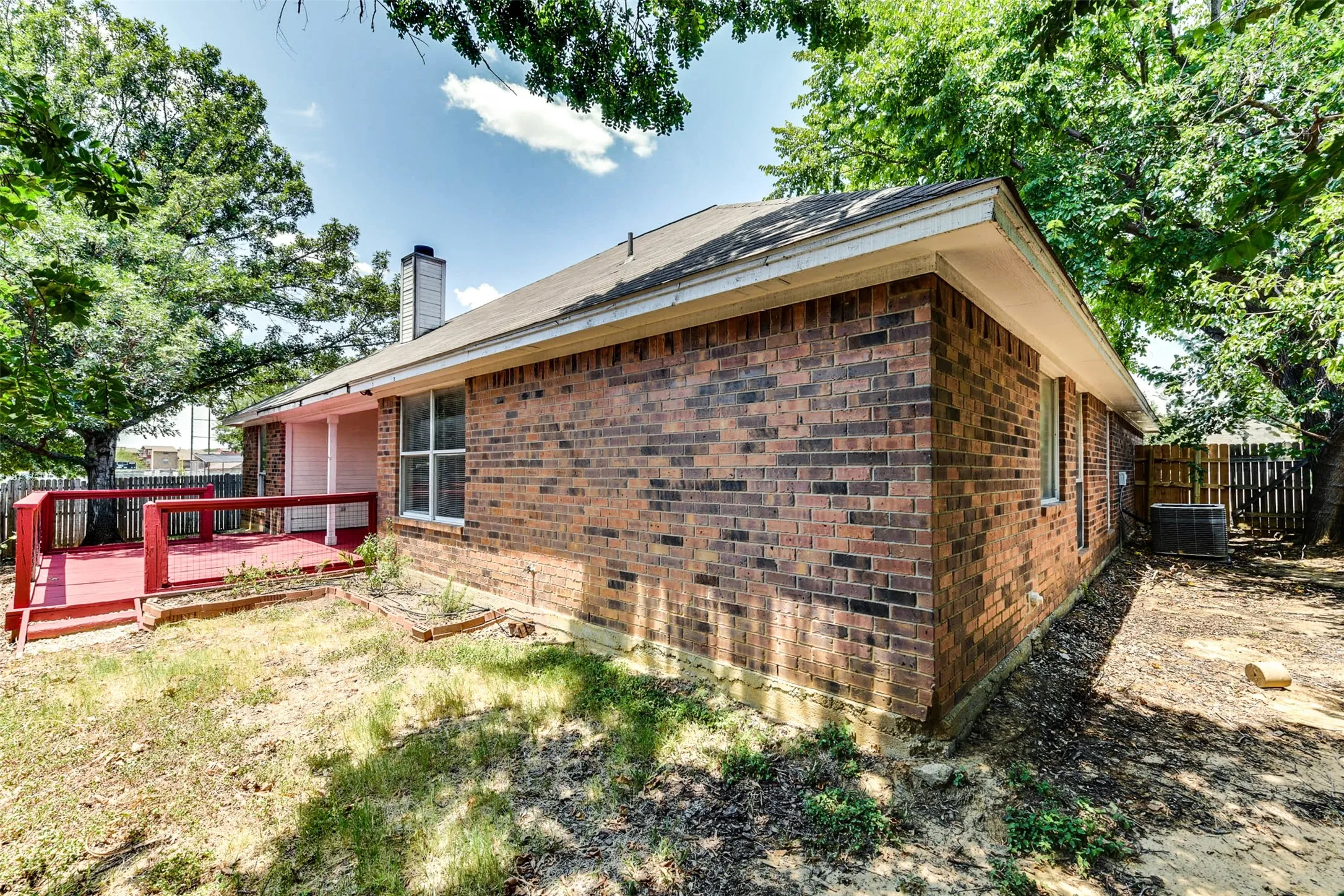Single Family Residence For Rent in Denton County , 2002 Summerwind Court, Denton, Texas 76209, 3 Bedroom, 2 Bathroom, 2 Garage spaces, 1,541 Sqft, built in 1989, mls#21374471, Real Estate Agent in Denton, Homes For Rent in Denton county, Homes For Rent in Denton, Realtor in Denton Texas, Real Estate Brokerage Independent Realty Texas, Luminita Cordes Realtor